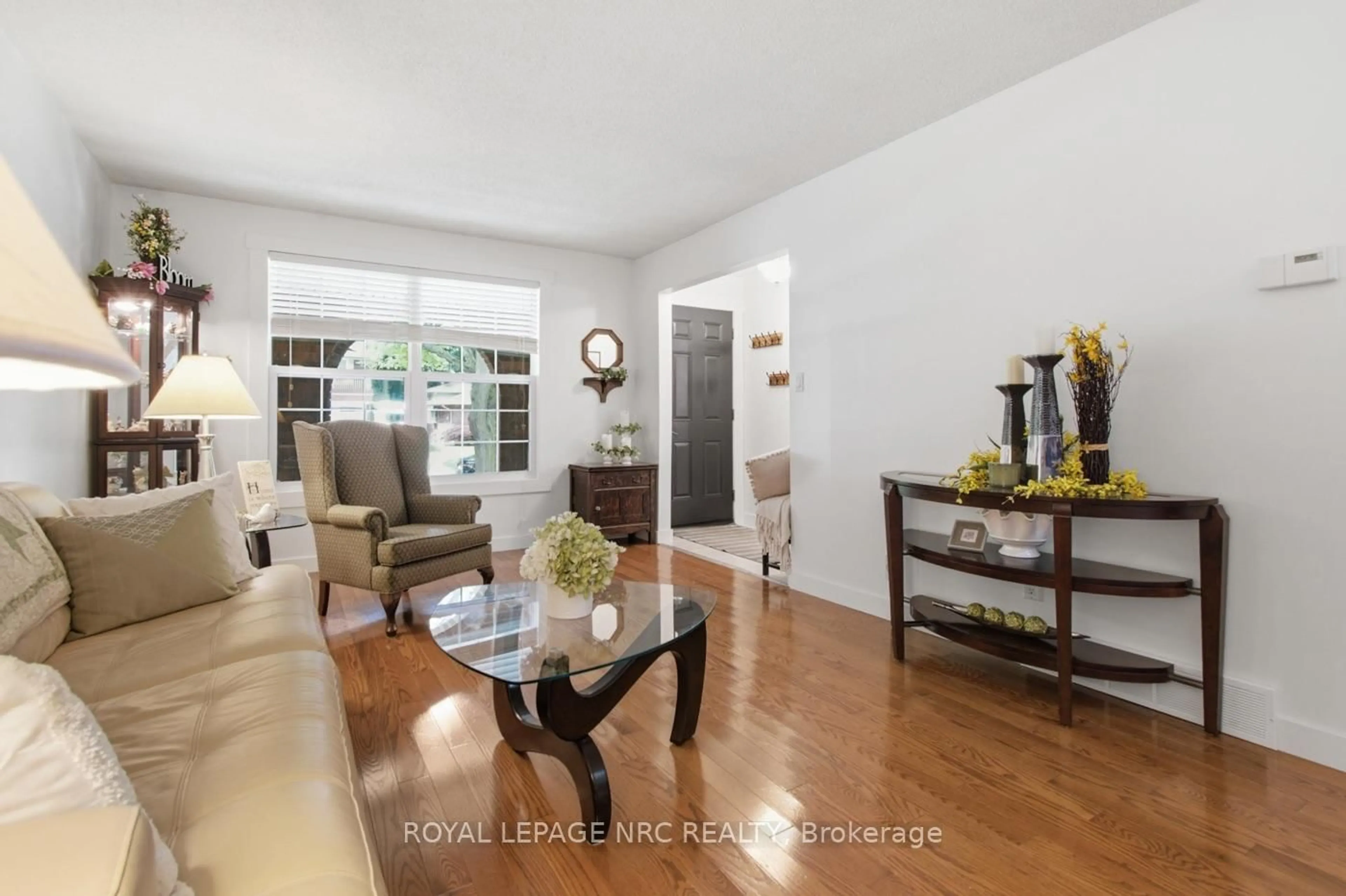 Living room with furniture, wood/laminate floor for 37 Spruceside Cres, Pelham Ontario L3E 0G1