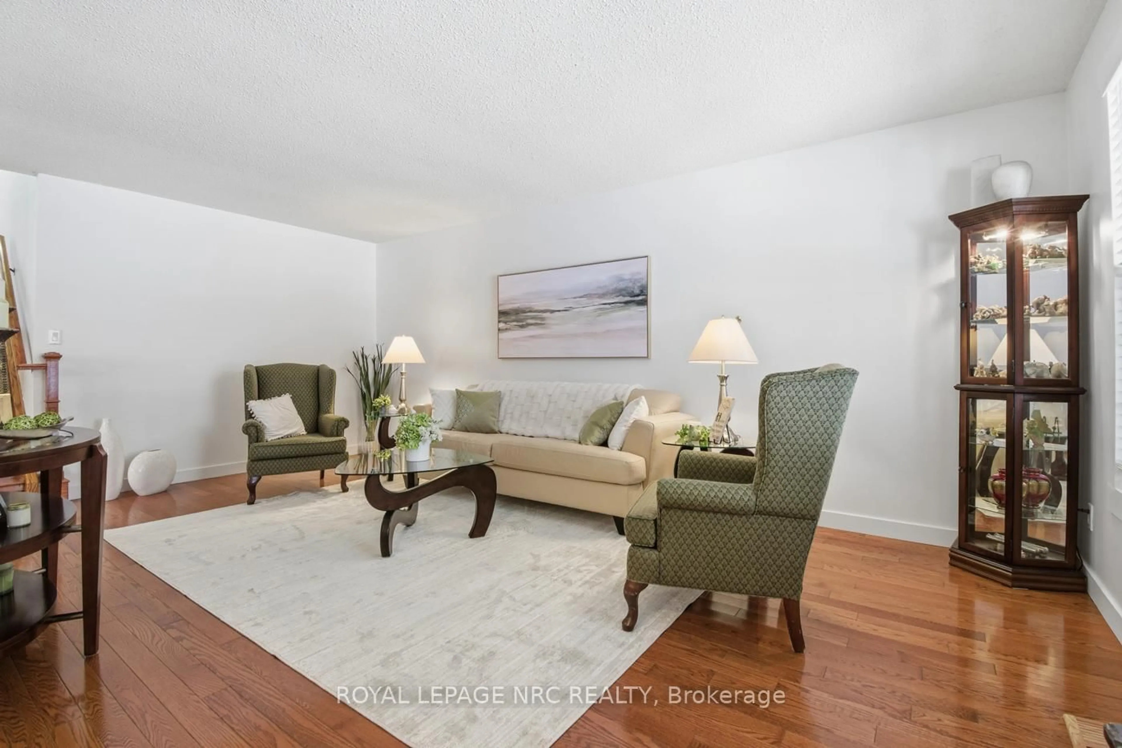 Living room with furniture, unknown for 37 Spruceside Cres, Pelham Ontario L3E 0G1