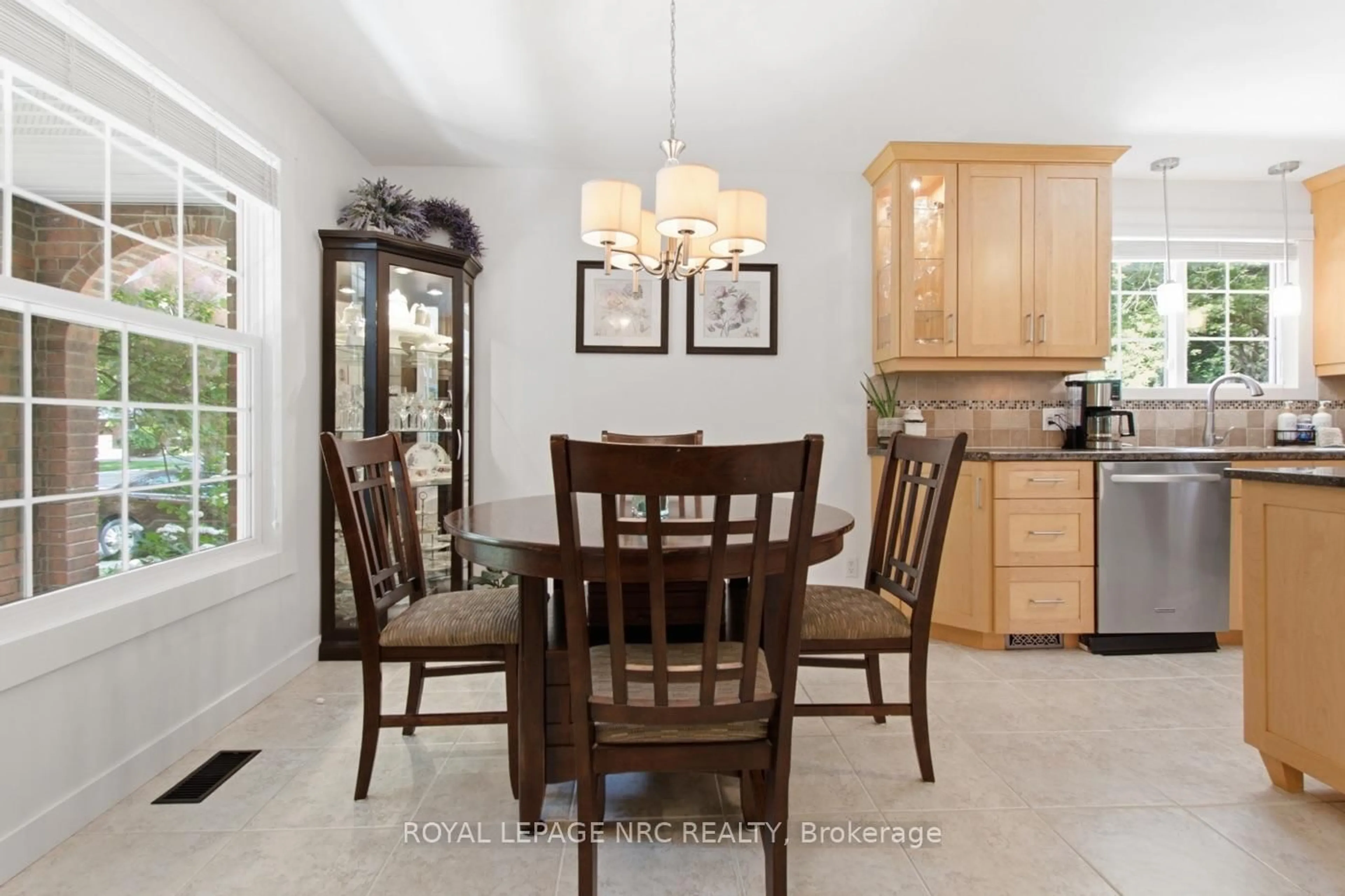 Dining room, ceramic/tile floor for 37 Spruceside Cres, Pelham Ontario L3E 0G1