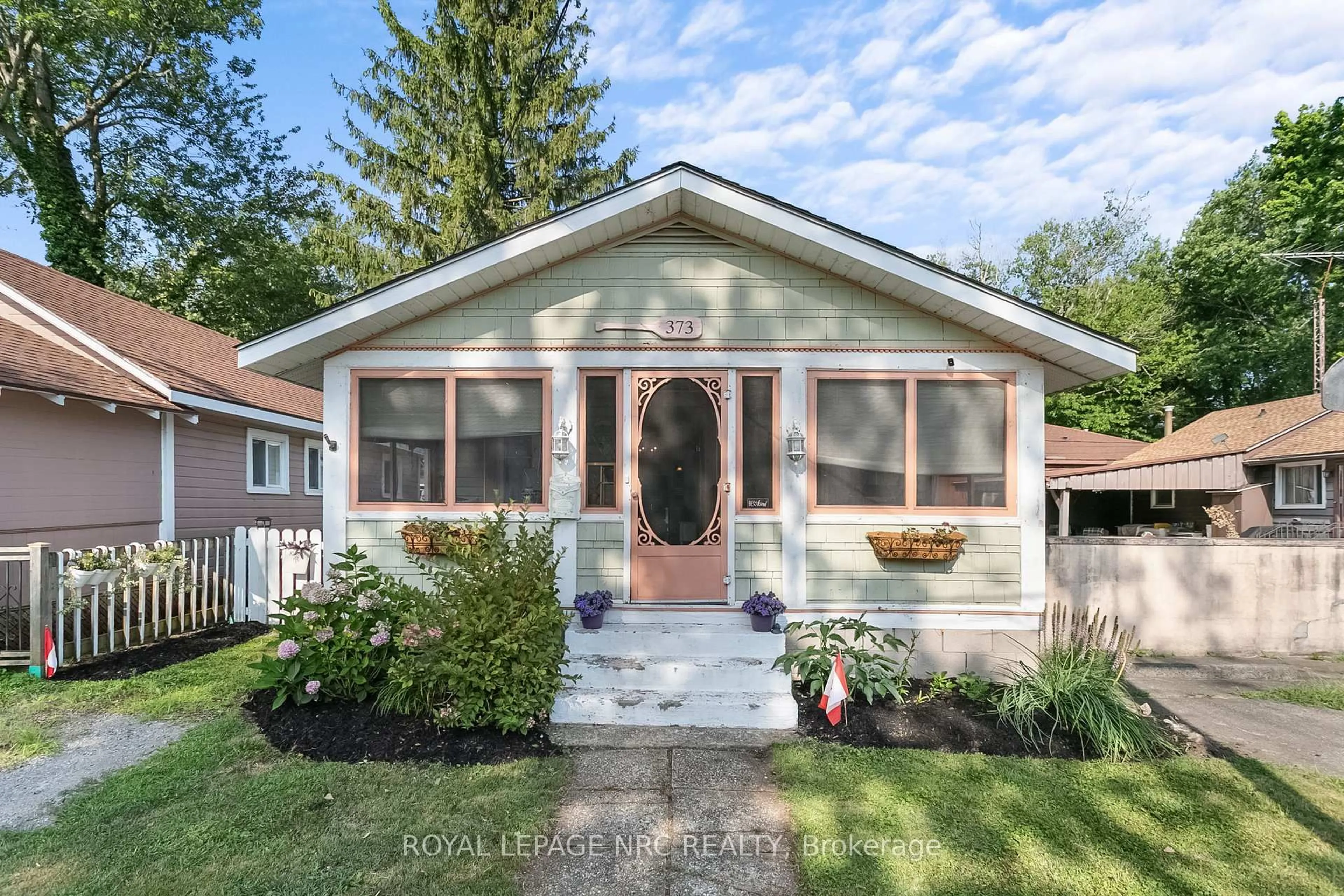 Home with vinyl exterior material, street for 373 OAKWOOD Ave, Fort Erie Ontario L0S 1B0