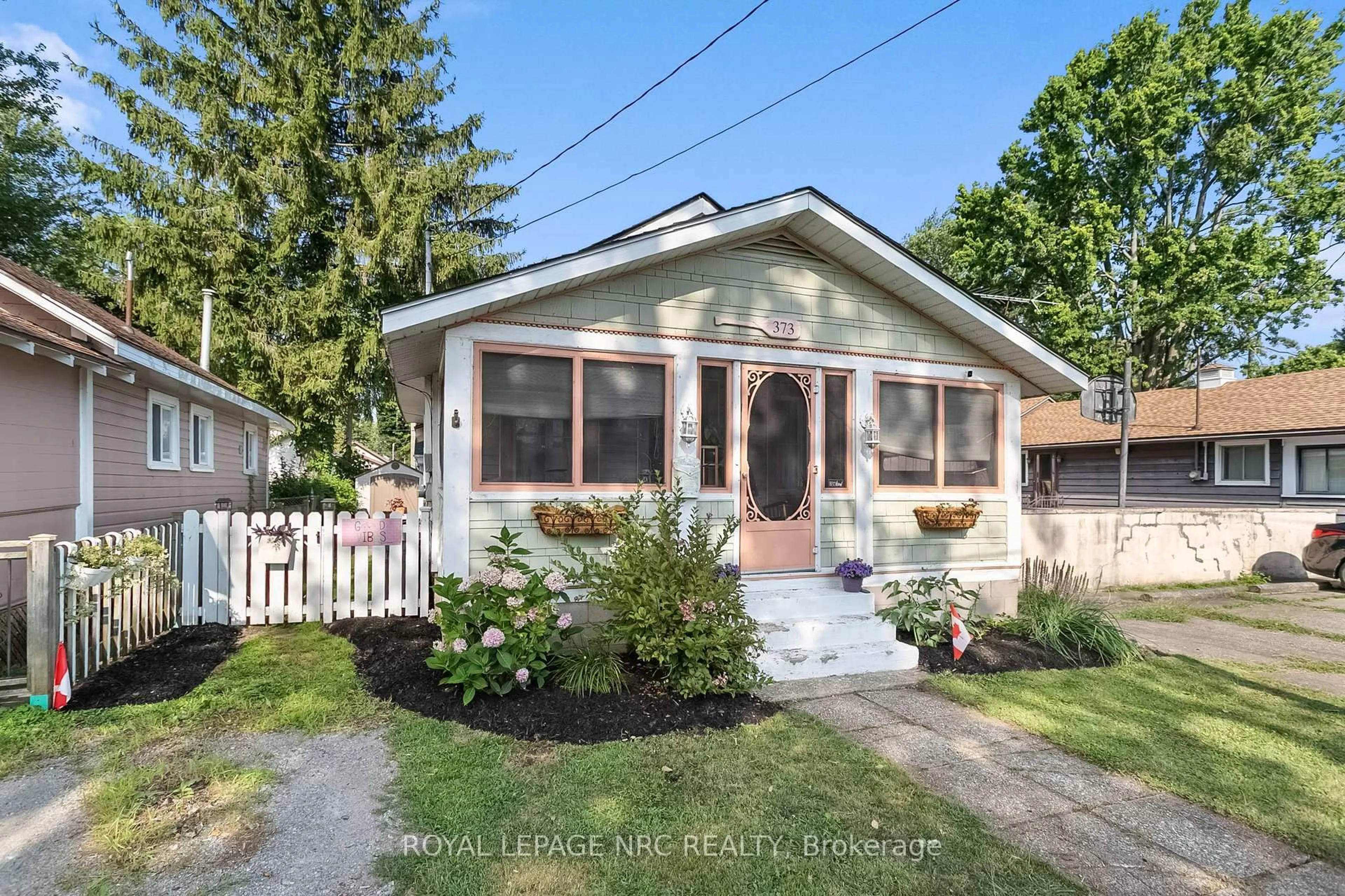 Home with vinyl exterior material, street for 373 OAKWOOD Ave, Fort Erie Ontario L0S 1B0