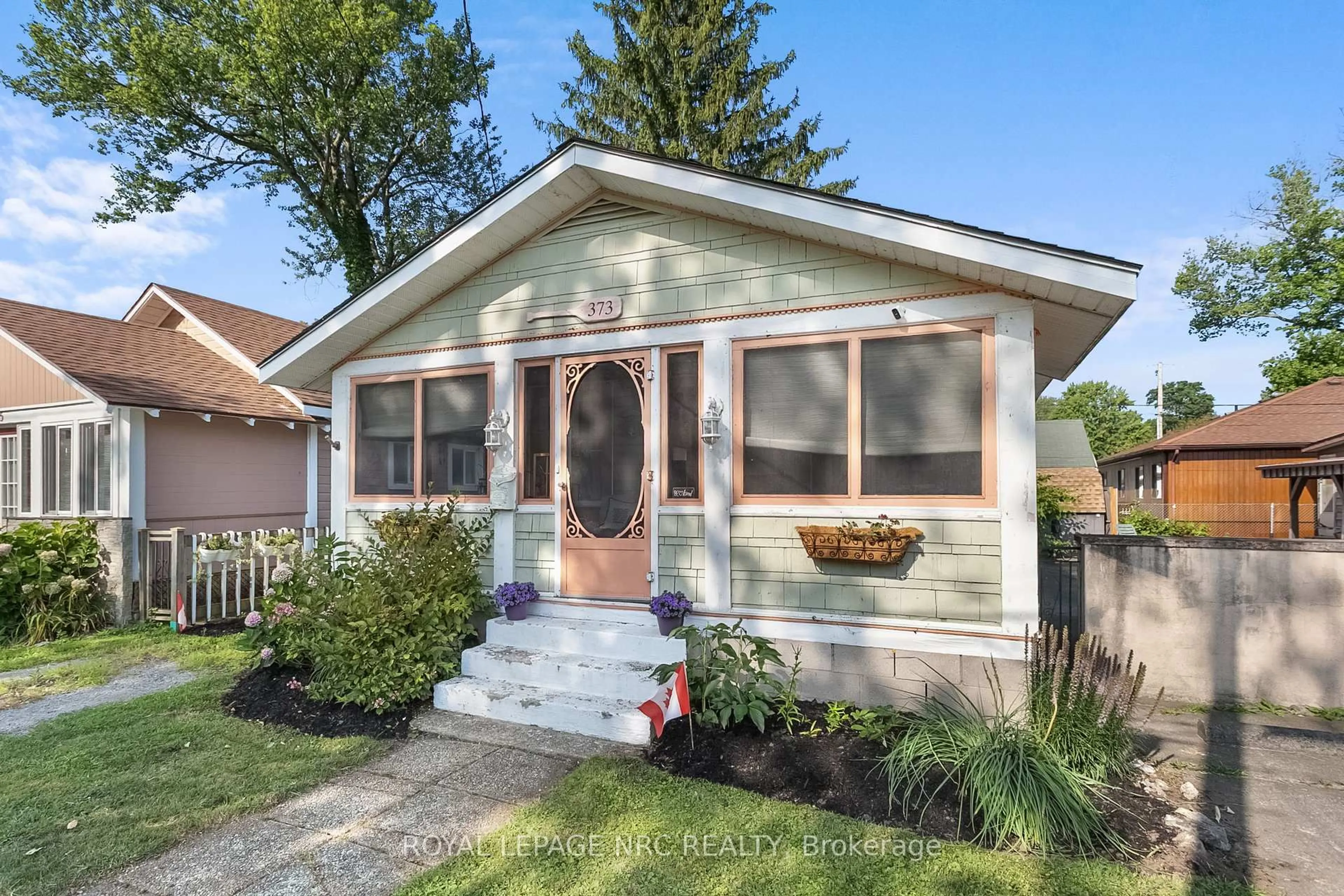 Home with vinyl exterior material, street for 373 OAKWOOD Ave, Fort Erie Ontario L0S 1B0
