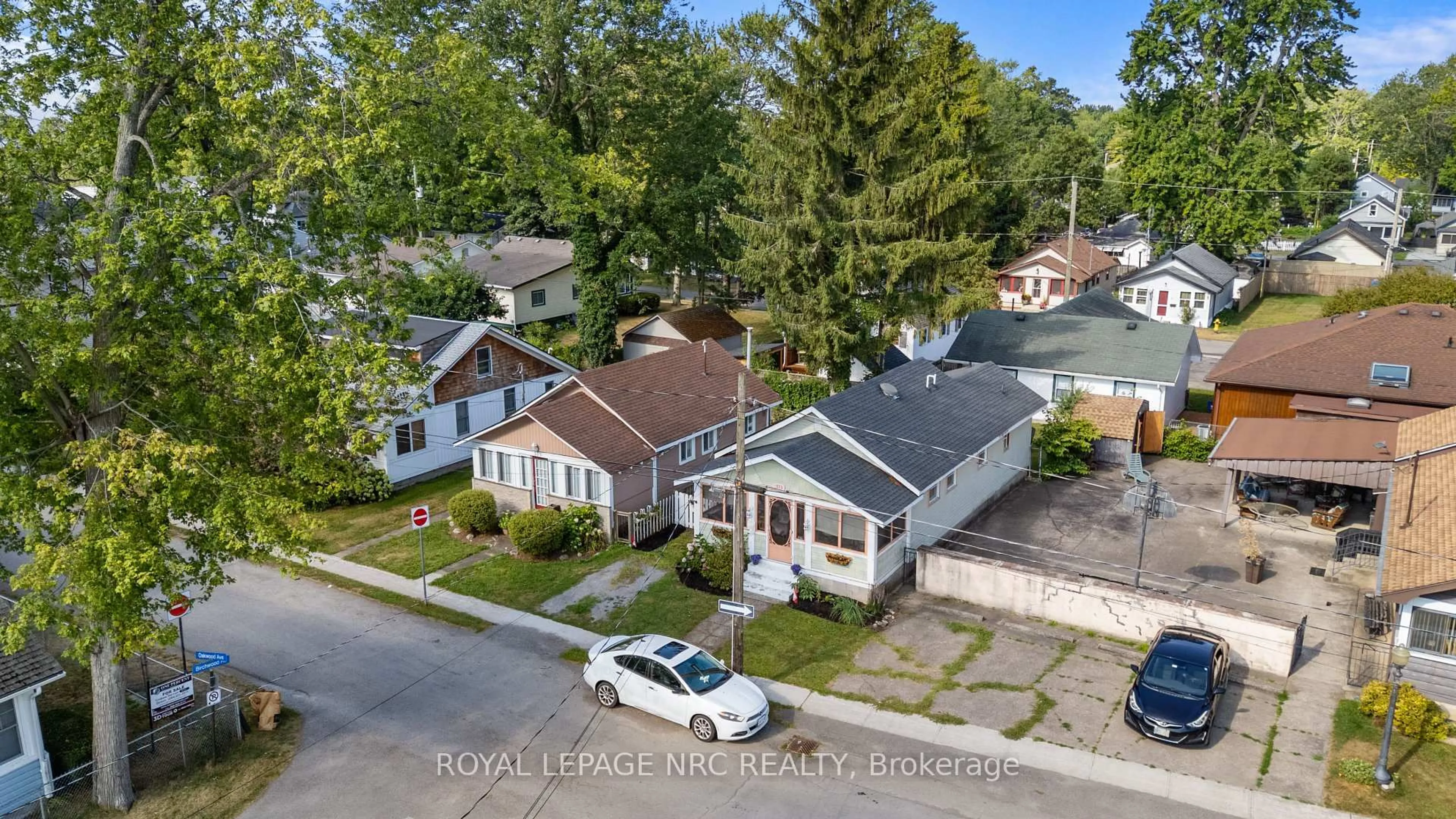 A pic from outside/outdoor area/front of a property/back of a property/a pic from drone, street for 373 OAKWOOD Ave, Fort Erie Ontario L0S 1B0