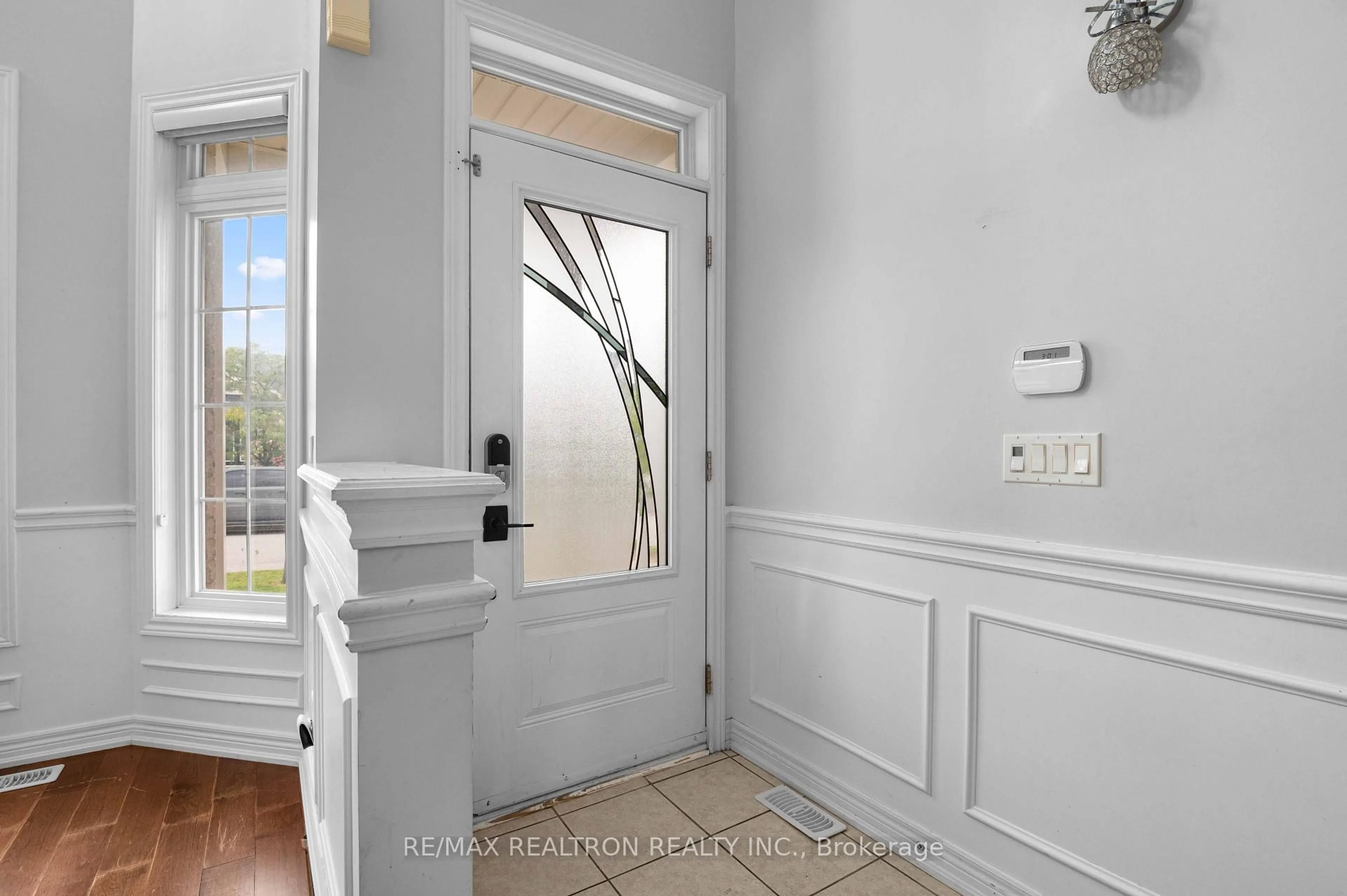 Indoor entryway for 525 Brett St, Shelburne Ontario L9V 3V5