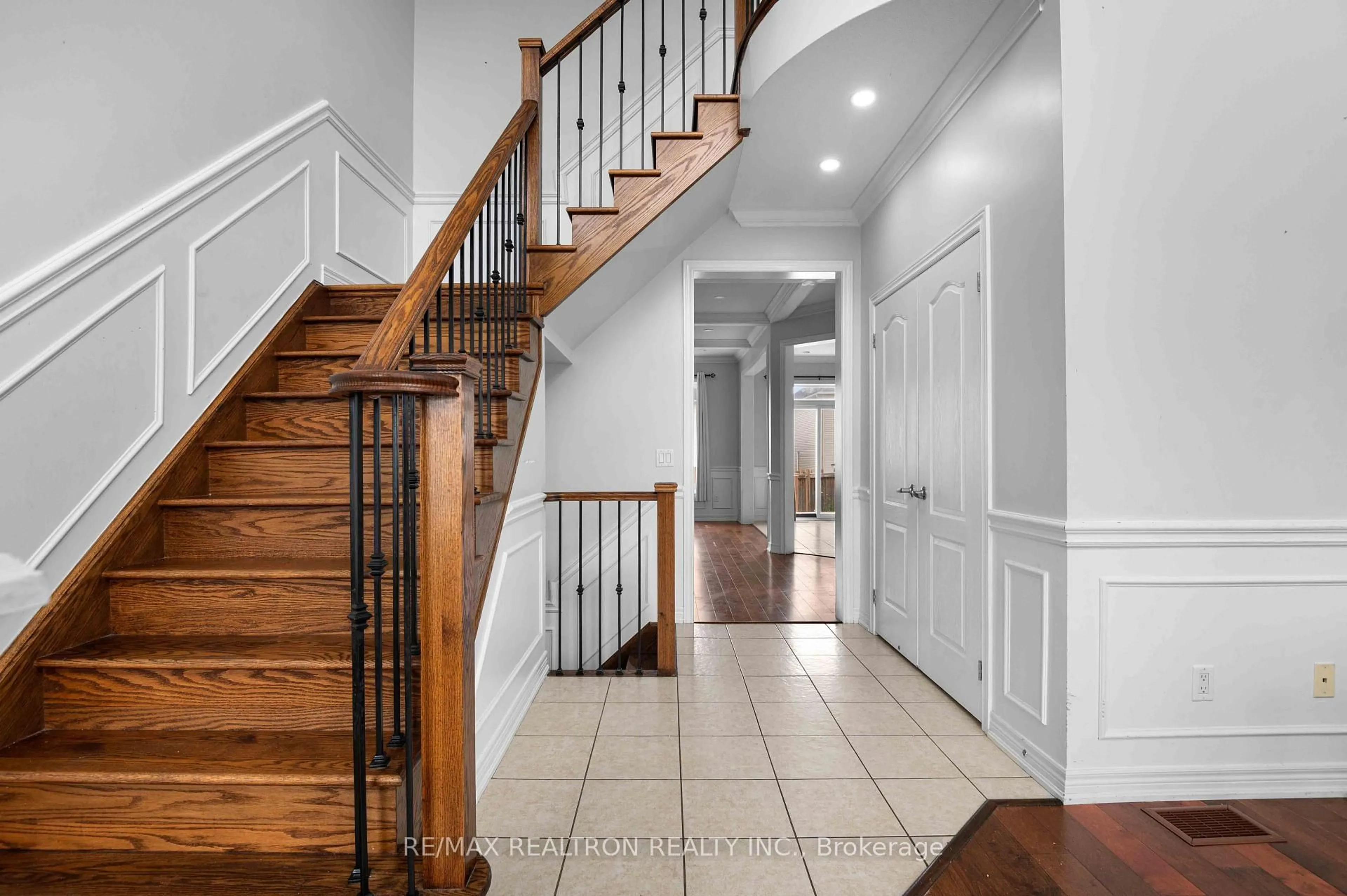 Indoor entryway for 525 Brett St, Shelburne Ontario L9V 3V5