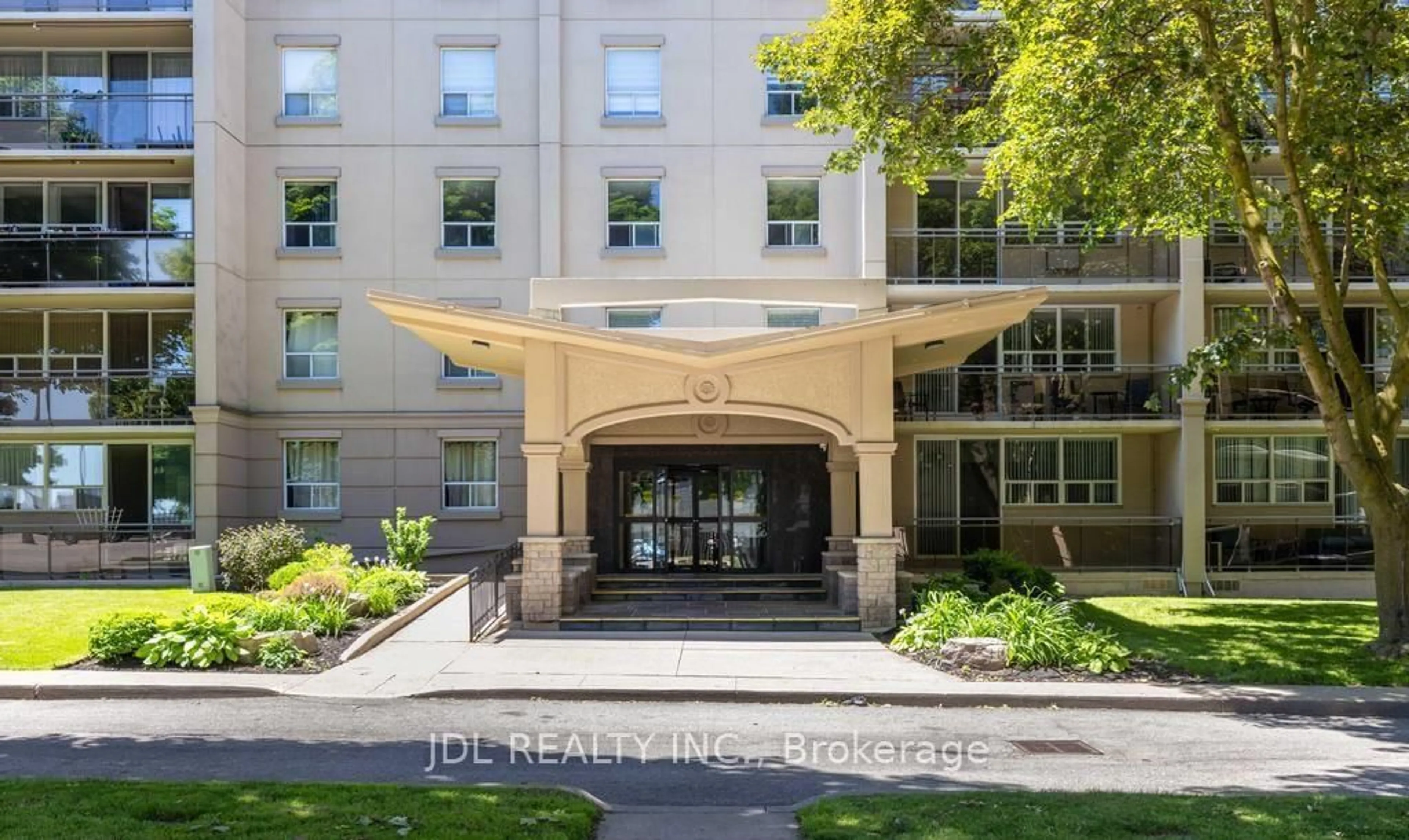 Indoor foyer for 6400 Huggins St #908, Niagara Falls Ontario L2J 3G5