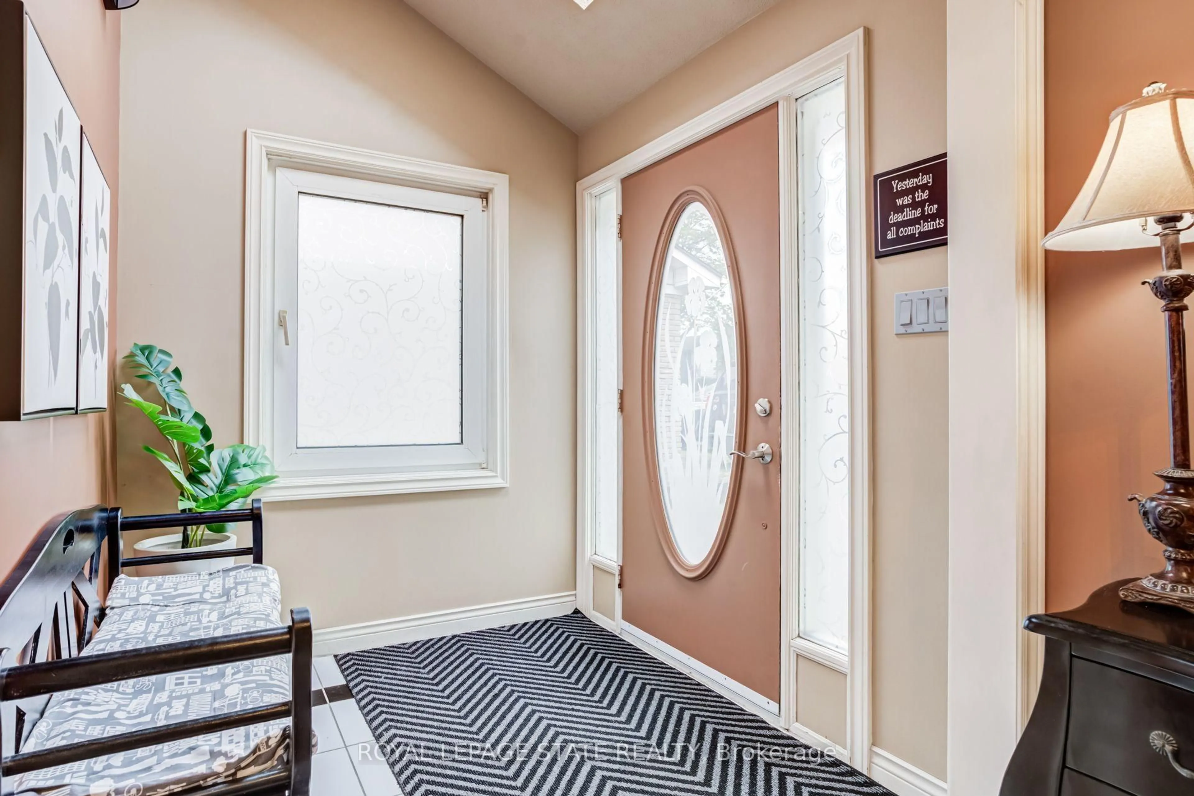 Indoor entryway for 106 Appleford Rd, Hamilton Ontario L9C 6B8