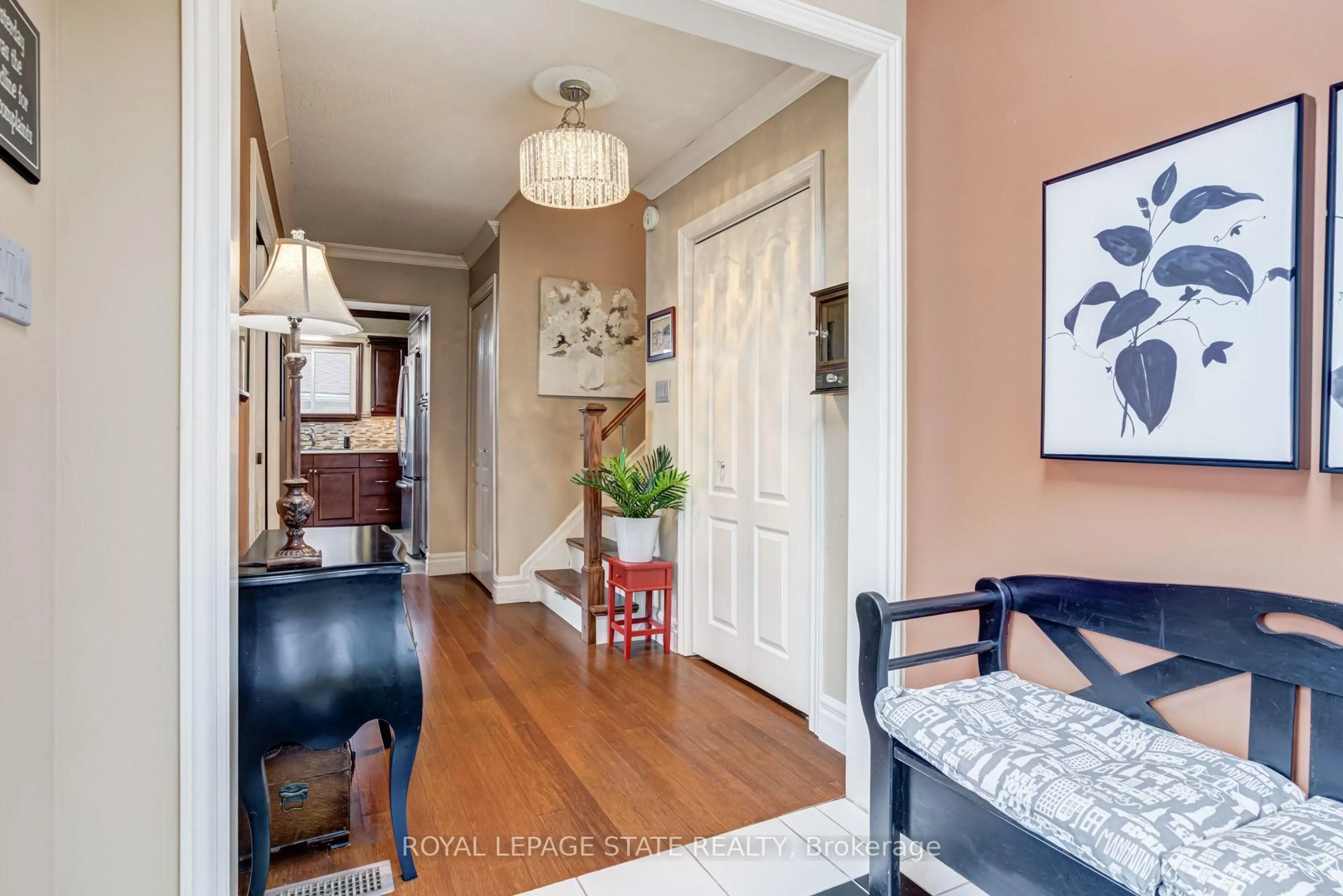 Indoor entryway for 106 Appleford Rd, Hamilton Ontario L9C 6B8