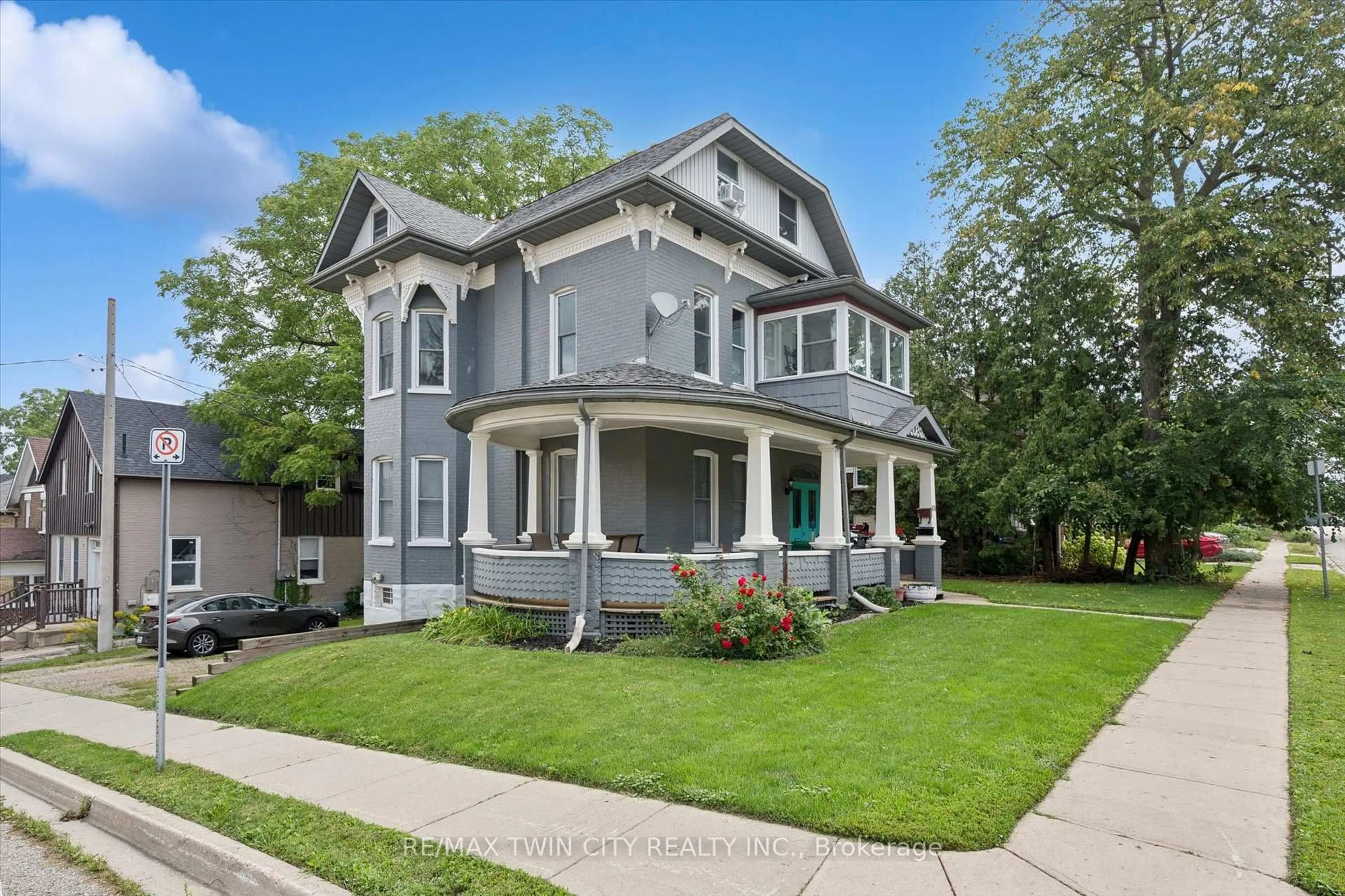 Home with vinyl exterior material, street for 114 Church St, Kitchener Ontario N2G 2S4