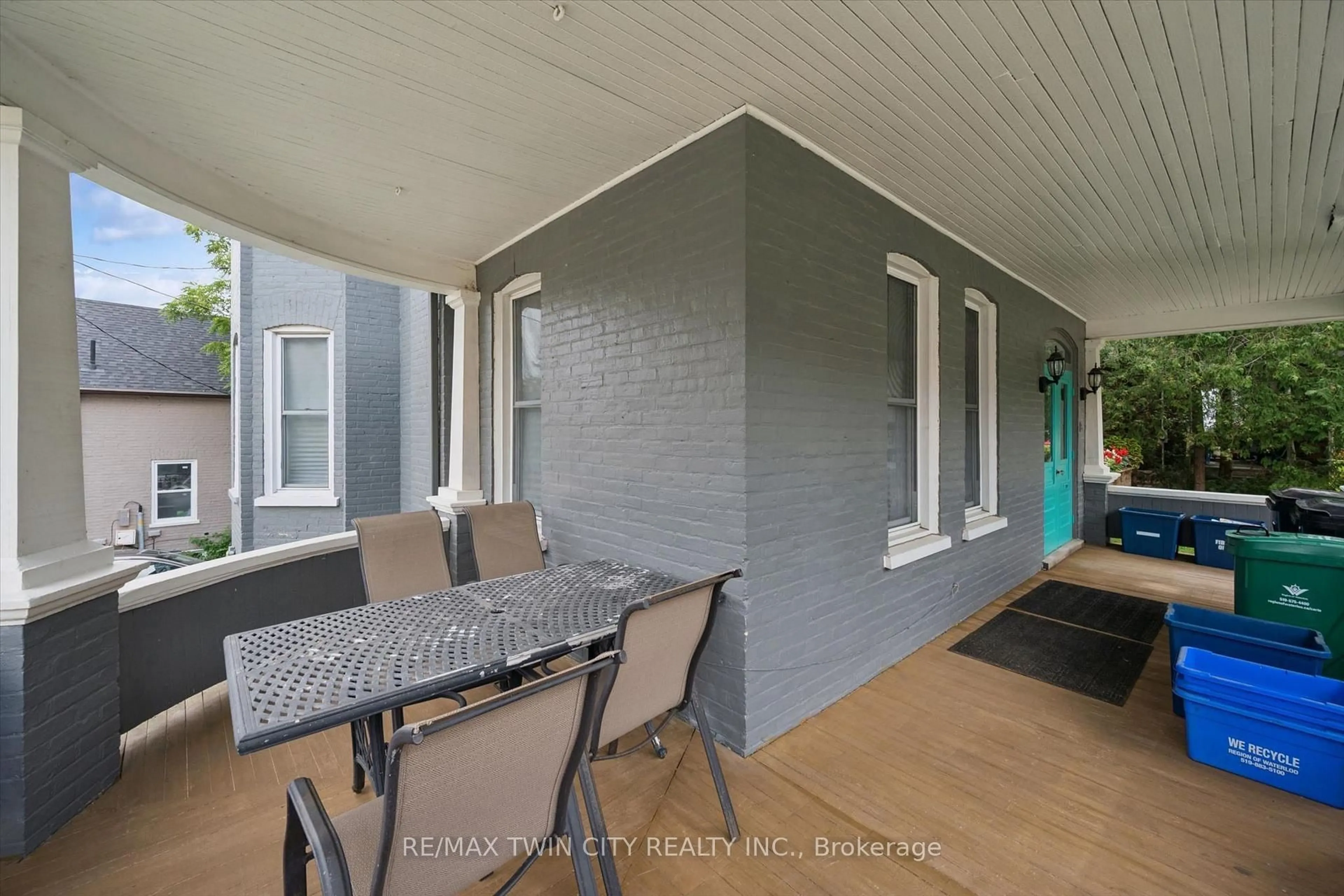 Patio, street for 114 Church St, Kitchener Ontario N2G 2S4