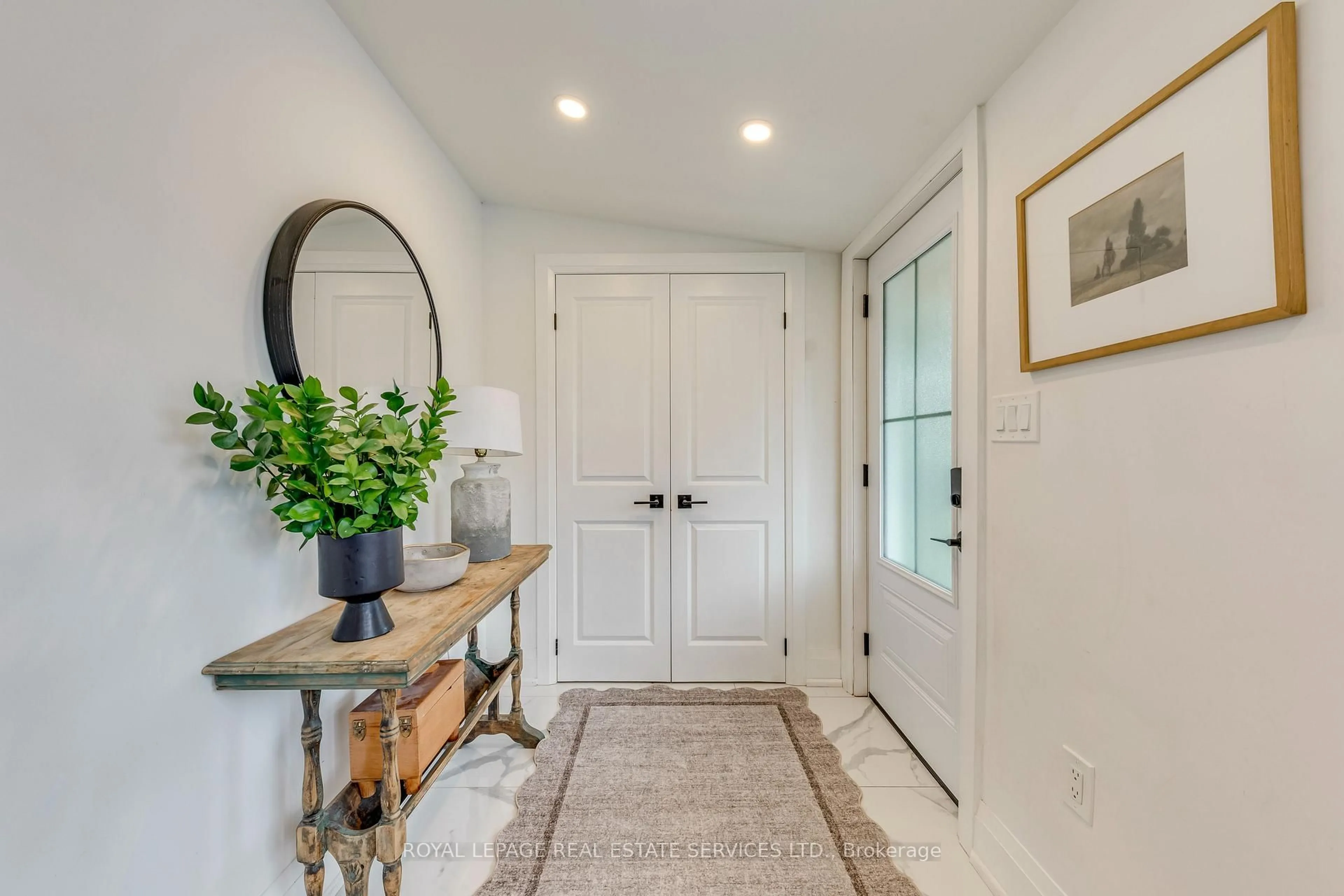 Indoor entryway for 6 Rembe Ave, Hamilton Ontario L8H 7G6