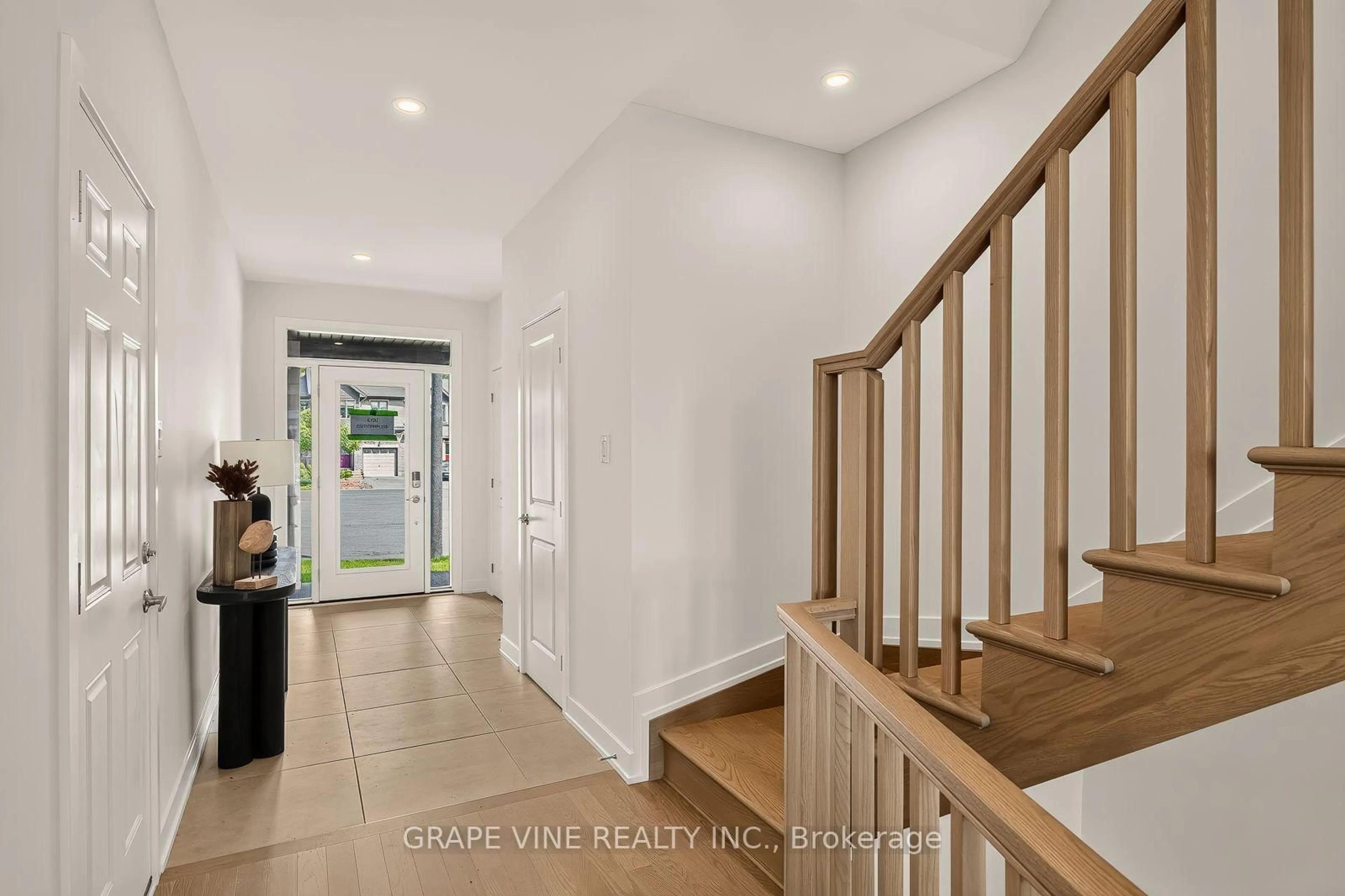 Indoor entryway for 451 Haresfield Crt, Ottawa Ontario K4M 0B6