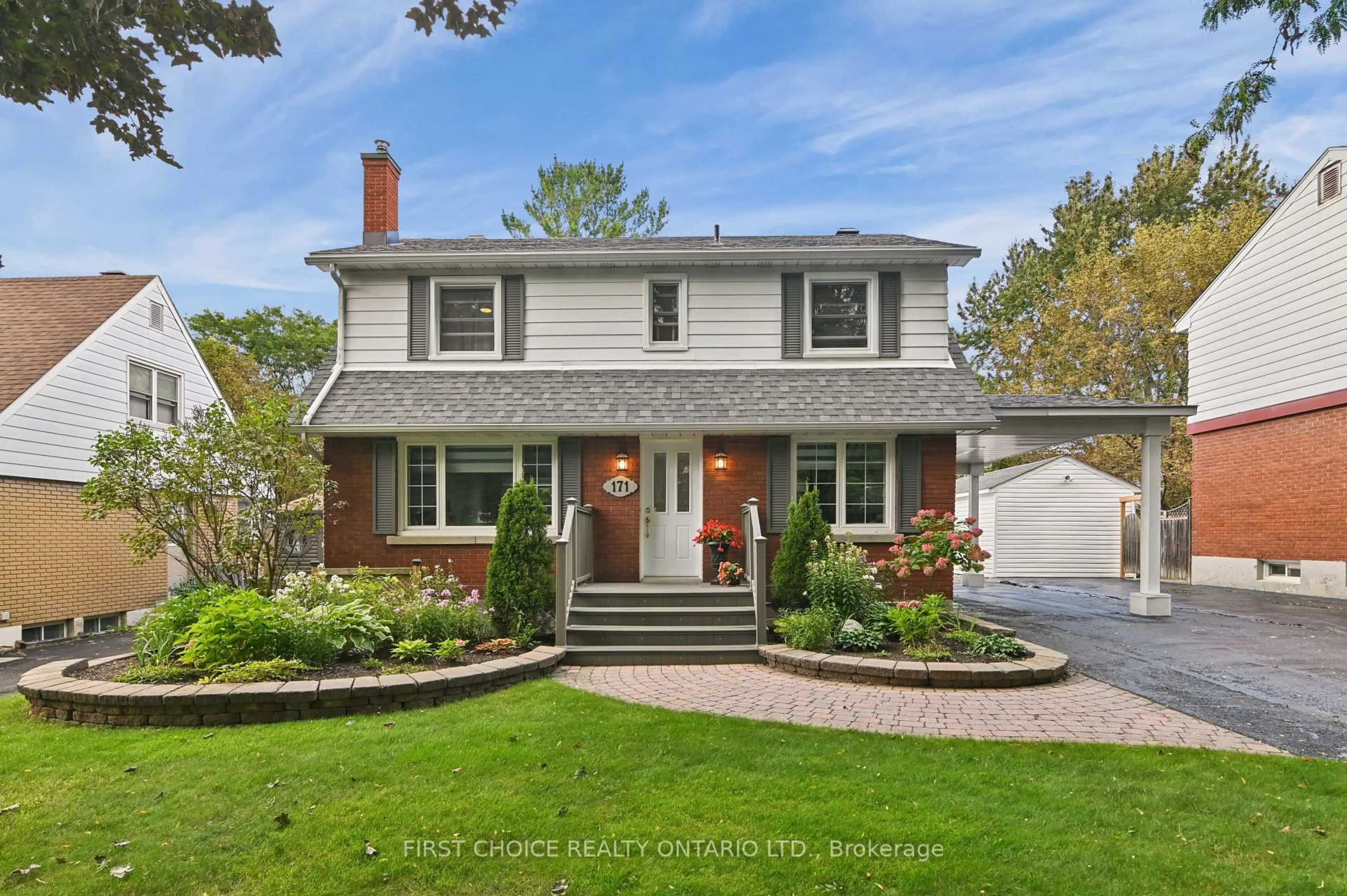 Home with vinyl exterior material, street for 171 Fanshaw Ave, Ottawa Ontario K1H 6C8