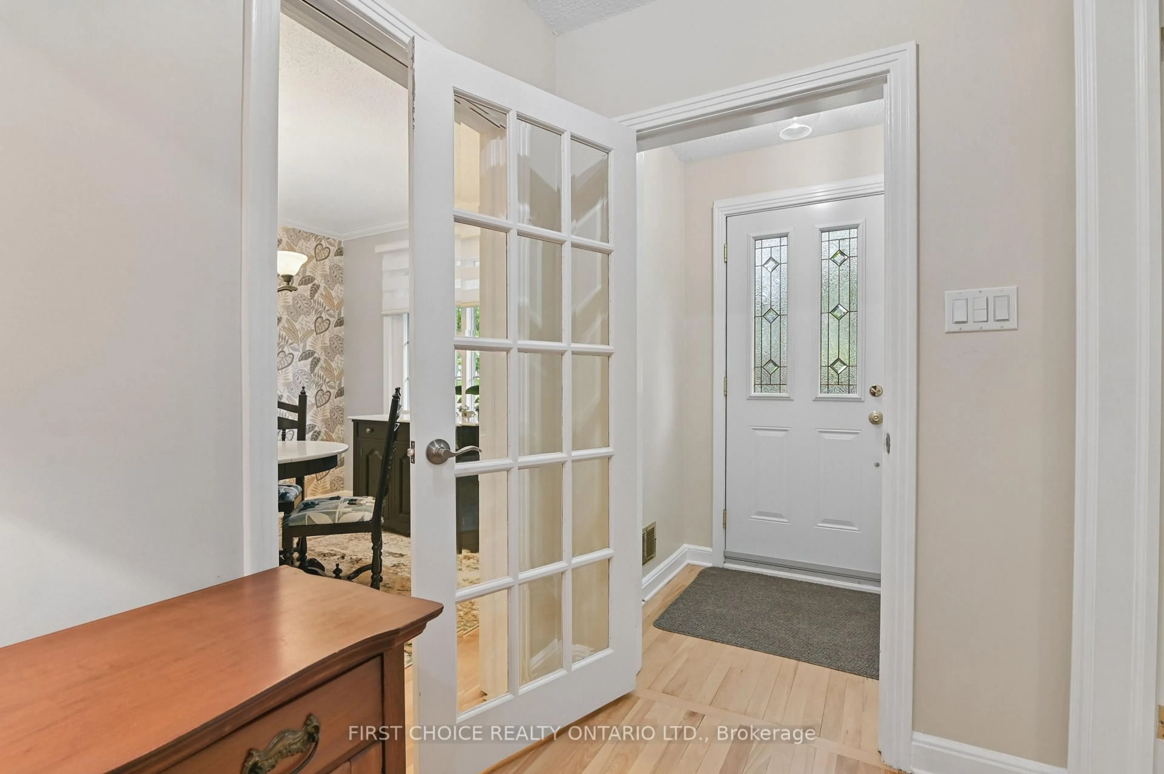 Indoor entryway for 171 Fanshaw Ave, Ottawa Ontario K1H 6C8