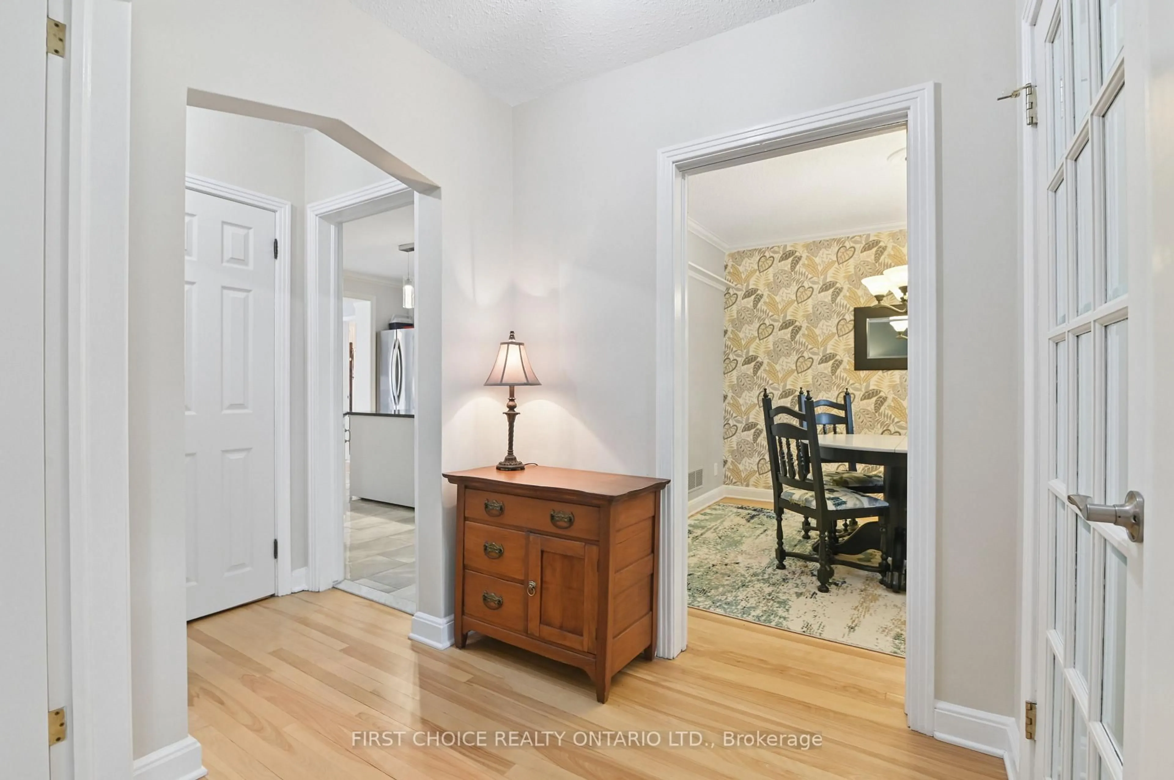 Indoor entryway for 171 Fanshaw Ave, Ottawa Ontario K1H 6C8