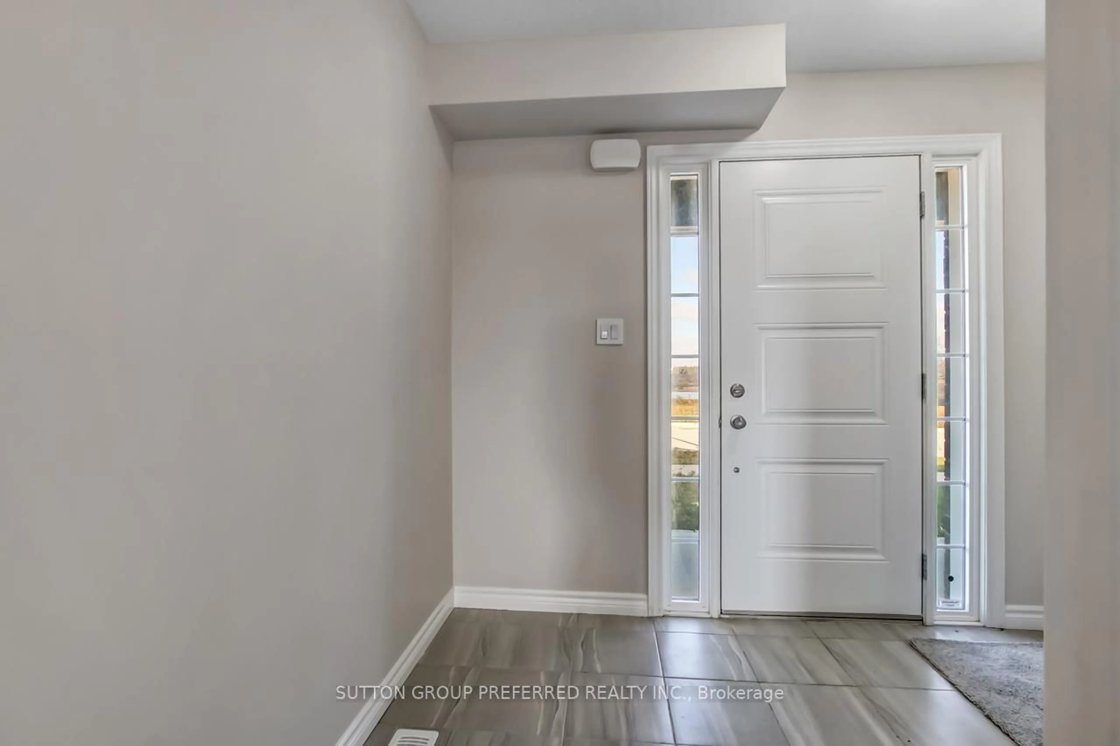 Indoor entryway for 371 KENNINGTON Way, London South Ontario N6L 0H4
