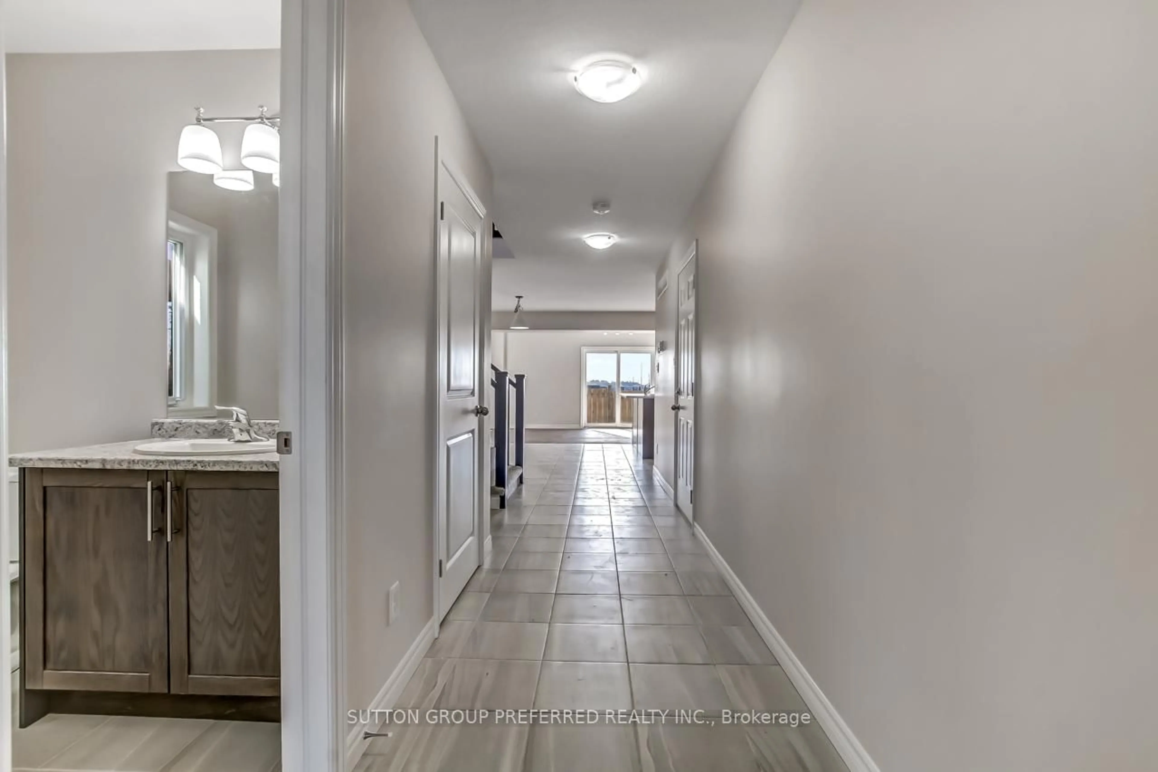 Indoor entryway for 371 KENNINGTON Way, London South Ontario N6L 0H4