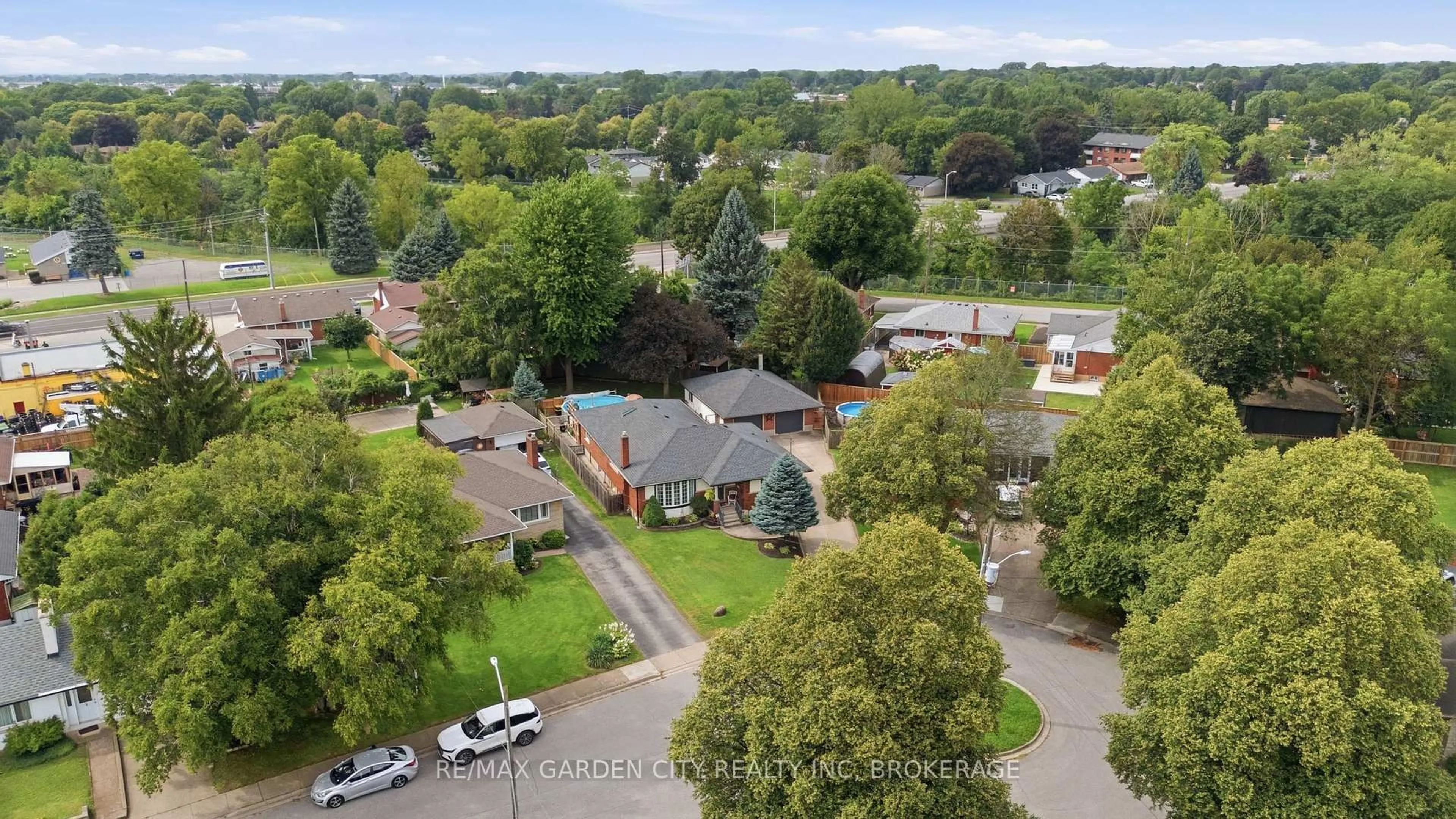A pic from outside/outdoor area/front of a property/back of a property/a pic from drone, unknown for 4993 RENDALL Cres, Niagara Falls Ontario L2E 5E6