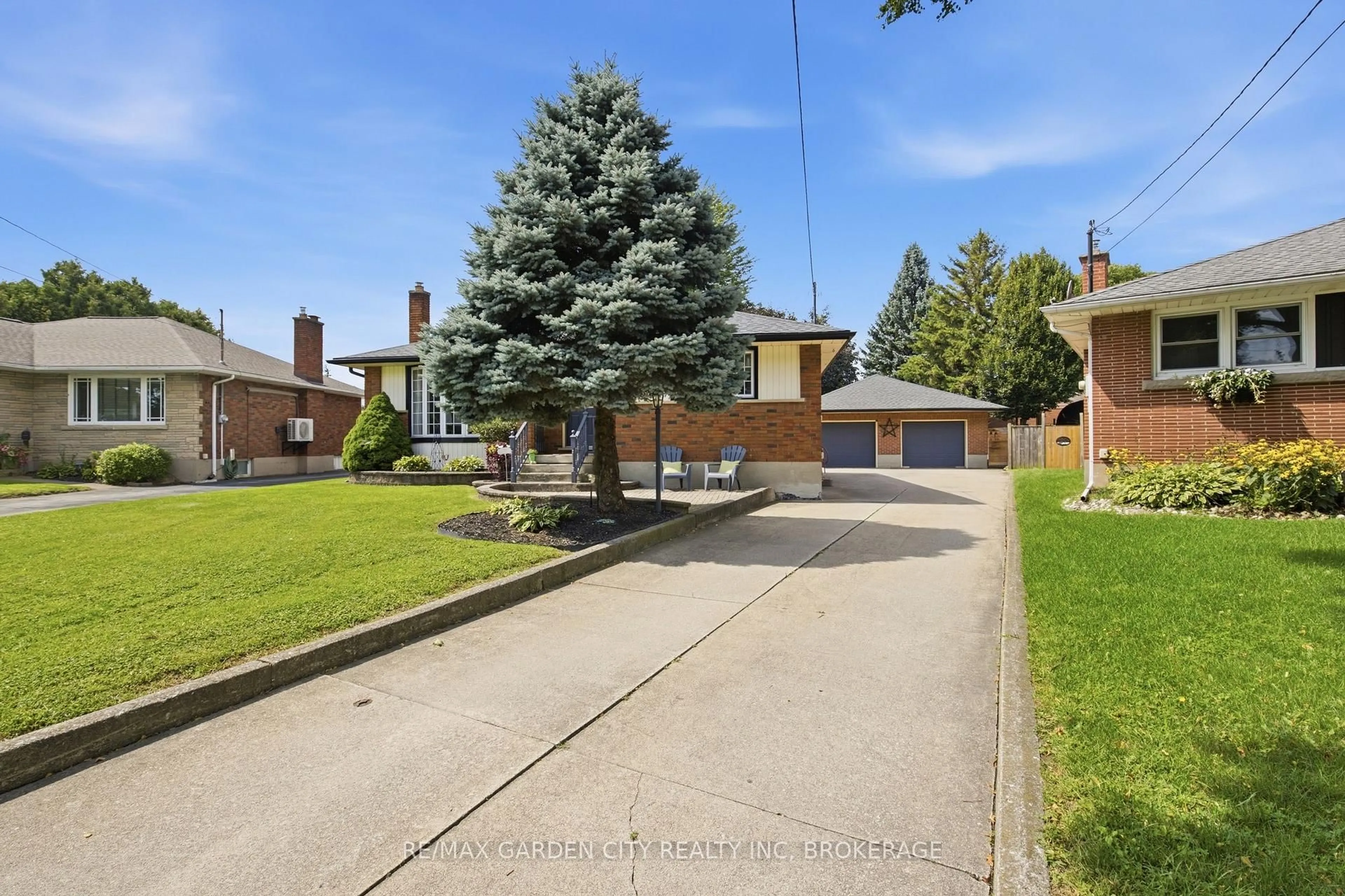 A pic from outside/outdoor area/front of a property/back of a property/a pic from drone, street for 4993 RENDALL Cres, Niagara Falls Ontario L2E 5E6