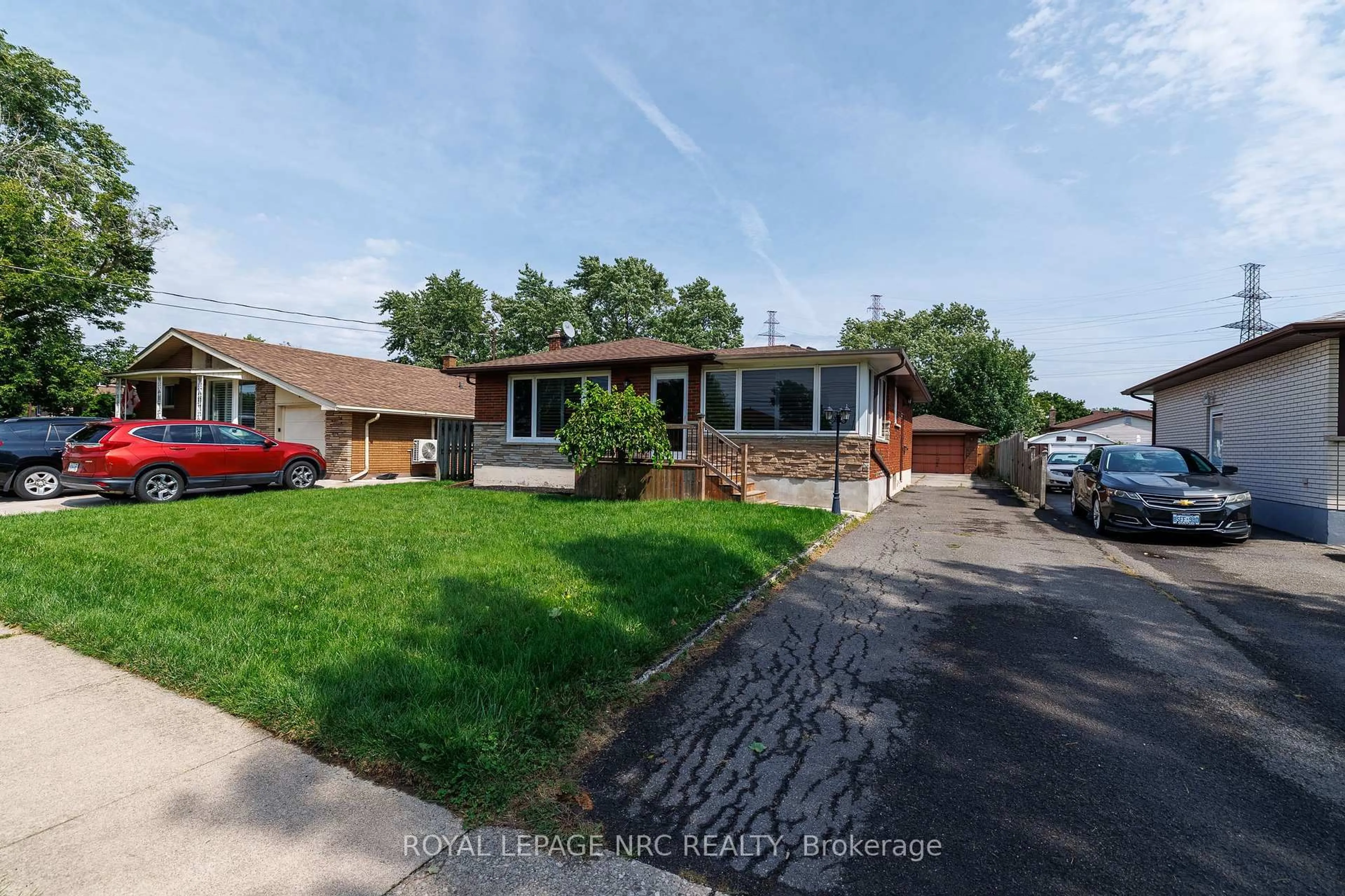 A pic from outside/outdoor area/front of a property/back of a property/a pic from drone, street for 15 Memorial Park Dr, Welland Ontario L3B 1A5