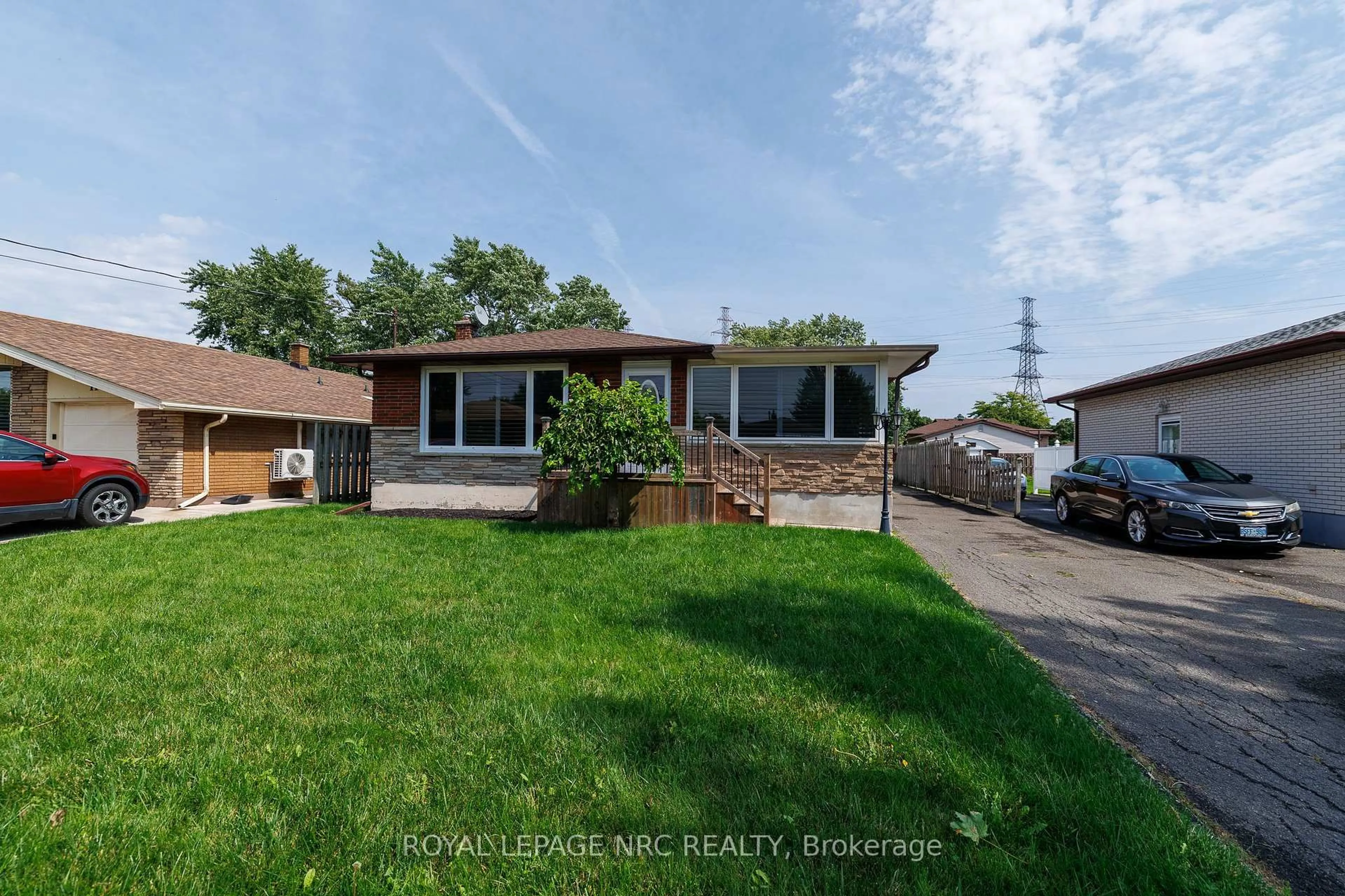 A pic from outside/outdoor area/front of a property/back of a property/a pic from drone, street for 15 Memorial Park Dr, Welland Ontario L3B 1A5