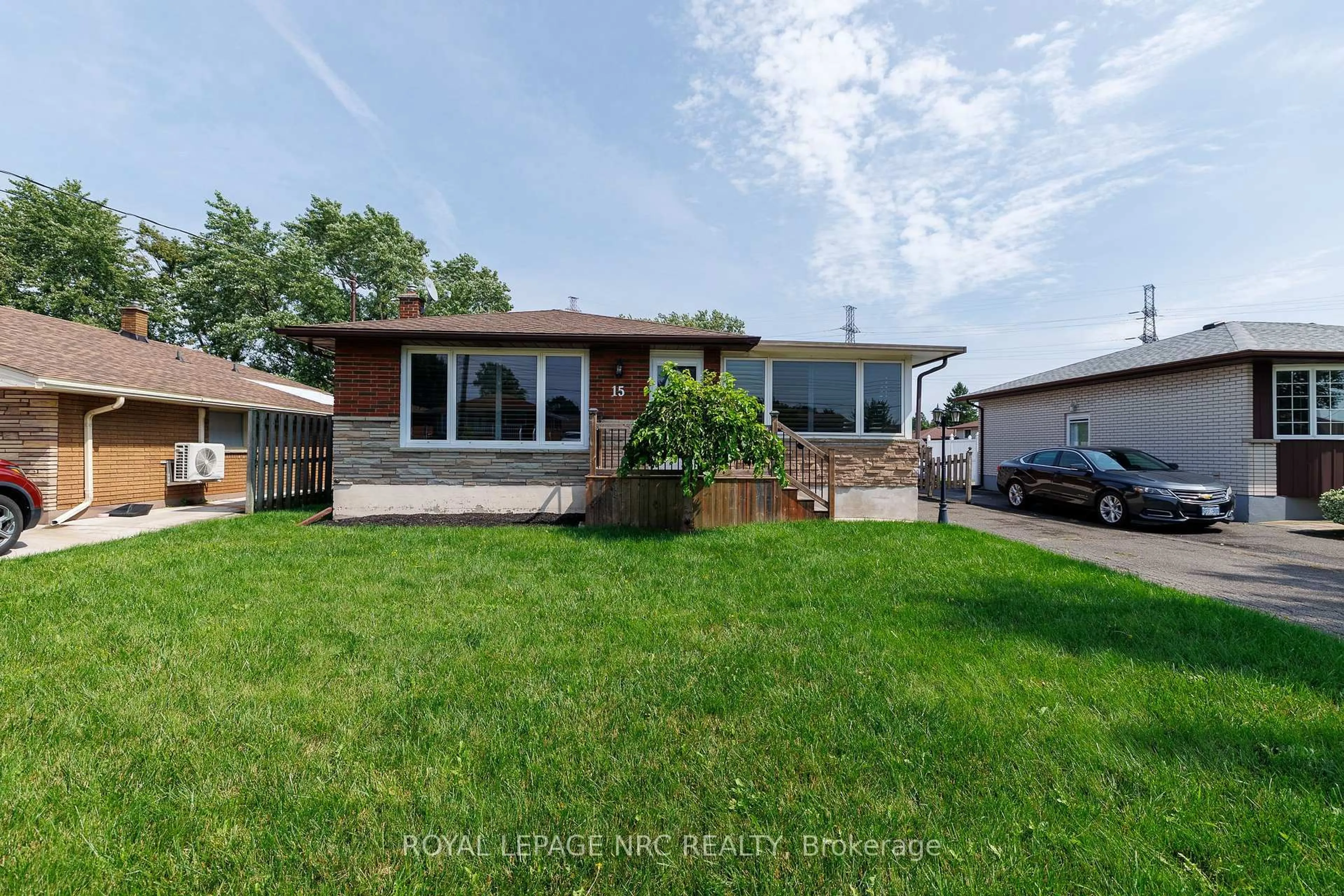 A pic from outside/outdoor area/front of a property/back of a property/a pic from drone, street for 15 Memorial Park Dr, Welland Ontario L3B 1A5