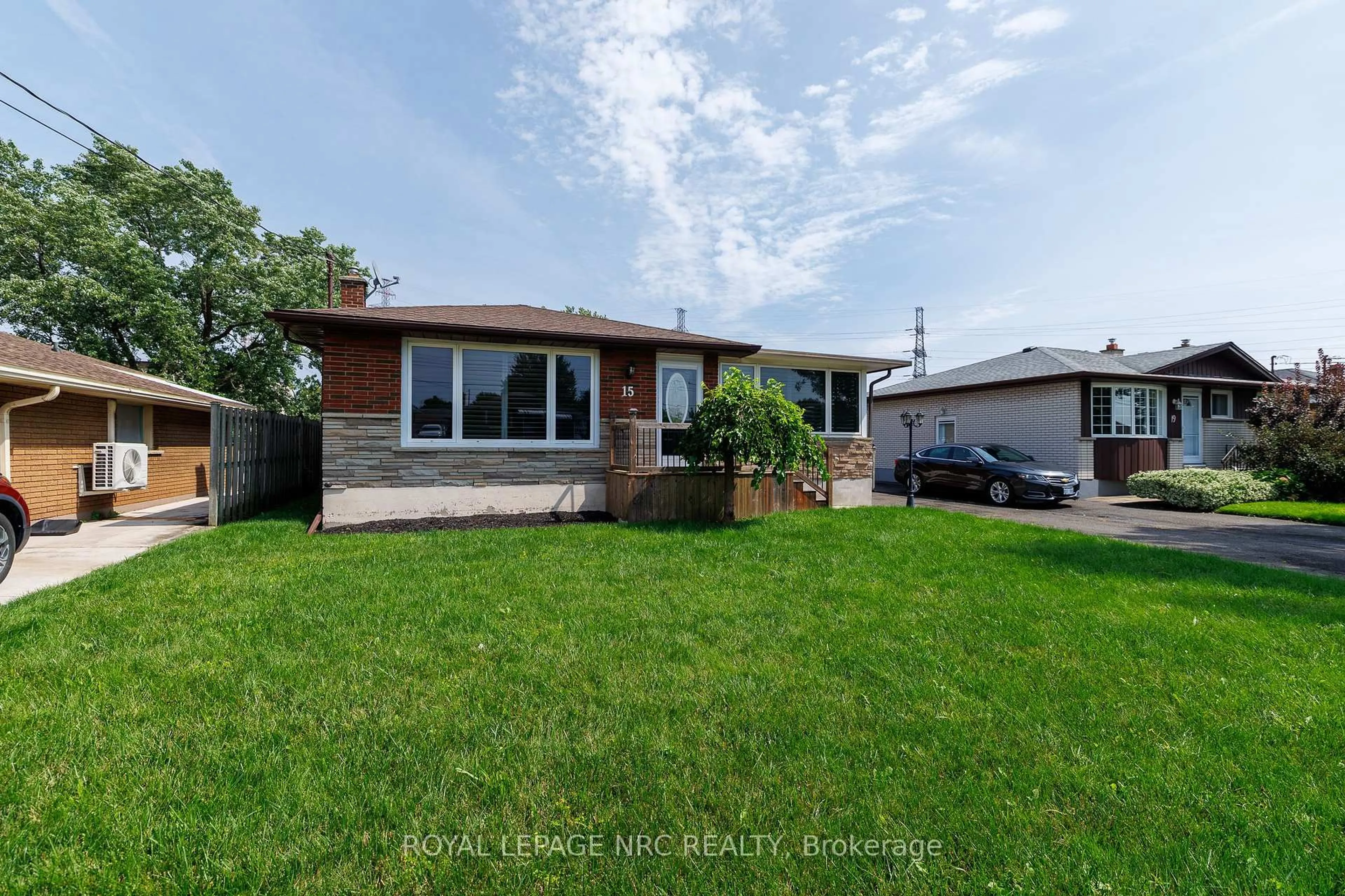 A pic from outside/outdoor area/front of a property/back of a property/a pic from drone, street for 15 Memorial Park Dr, Welland Ontario L3B 1A5