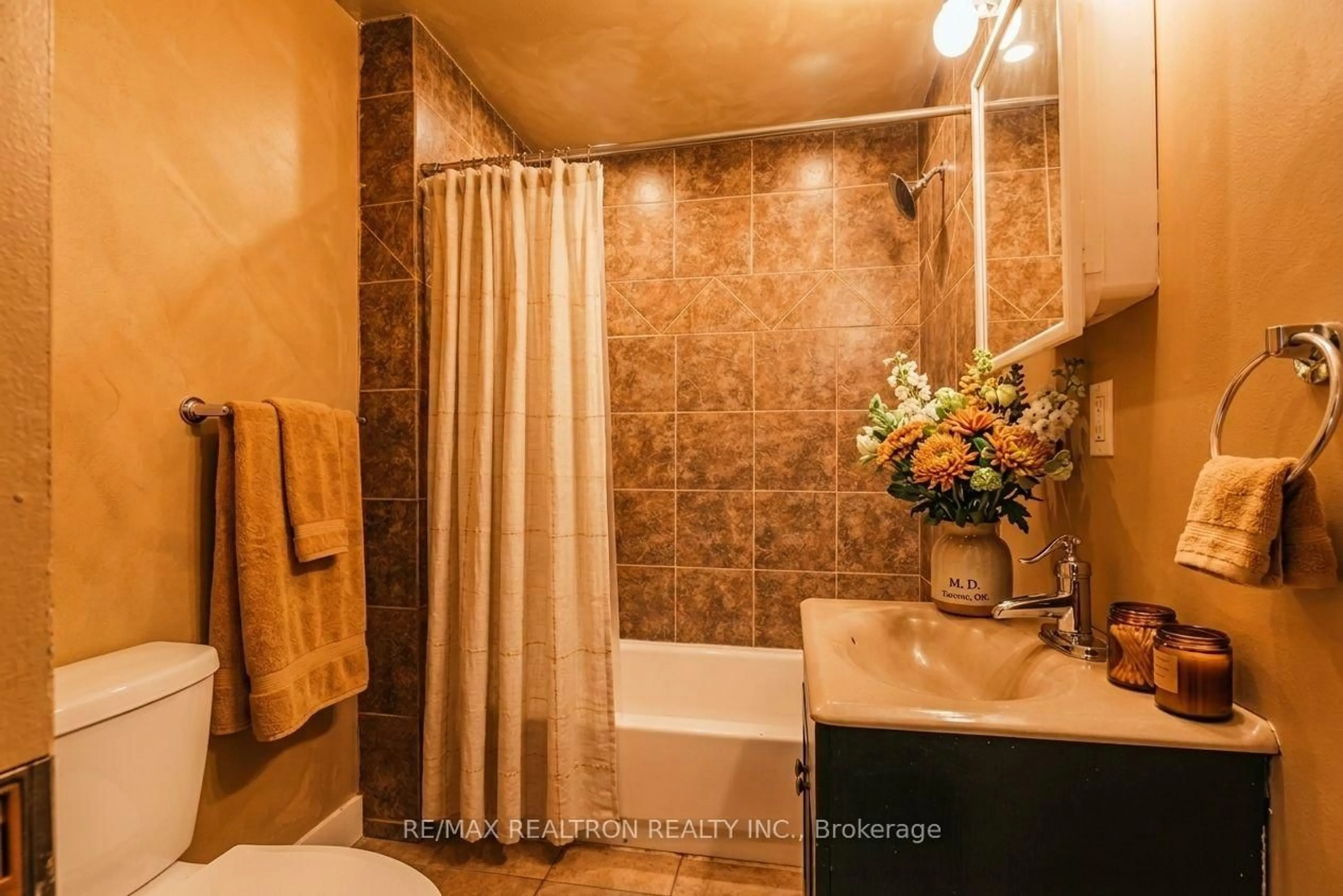 Standard bathroom, ceramic/tile floor for 26 Florence St, Chatham-Kent Ontario N7L 3G1