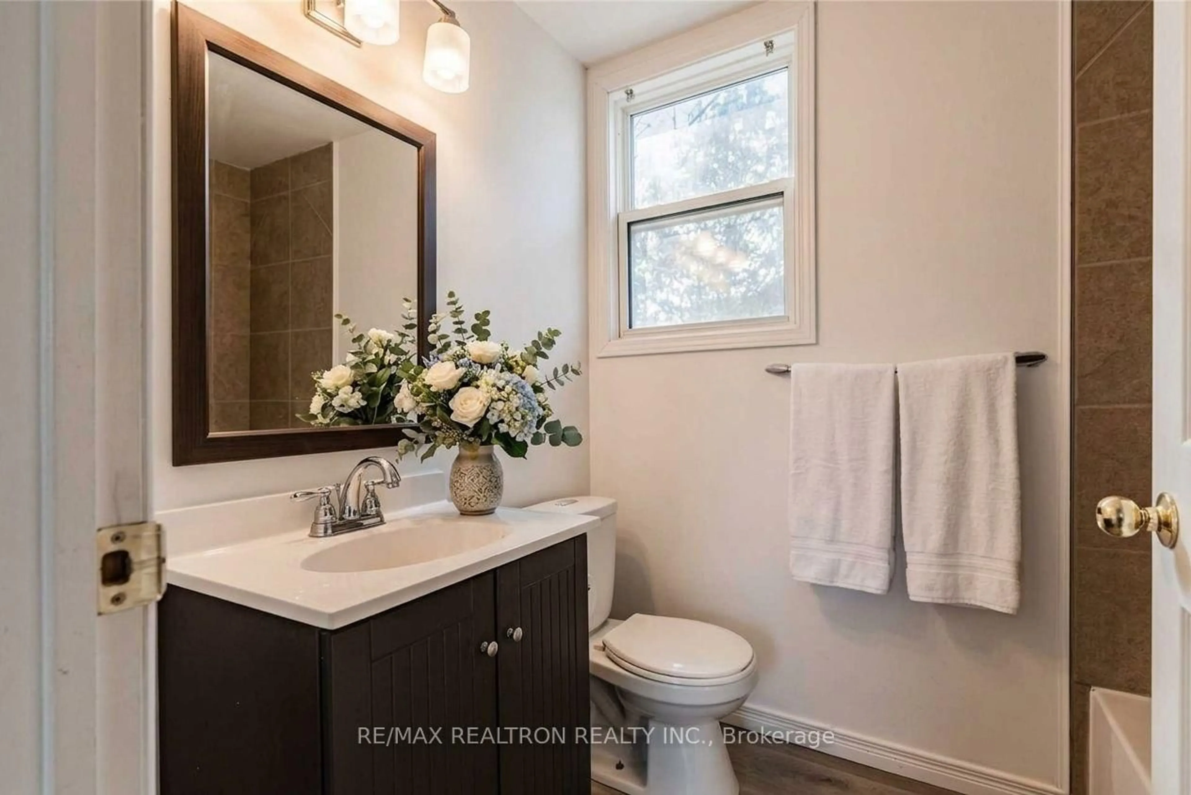 Standard bathroom, ceramic/tile floor for 26 Florence St, Chatham-Kent Ontario N7L 3G1