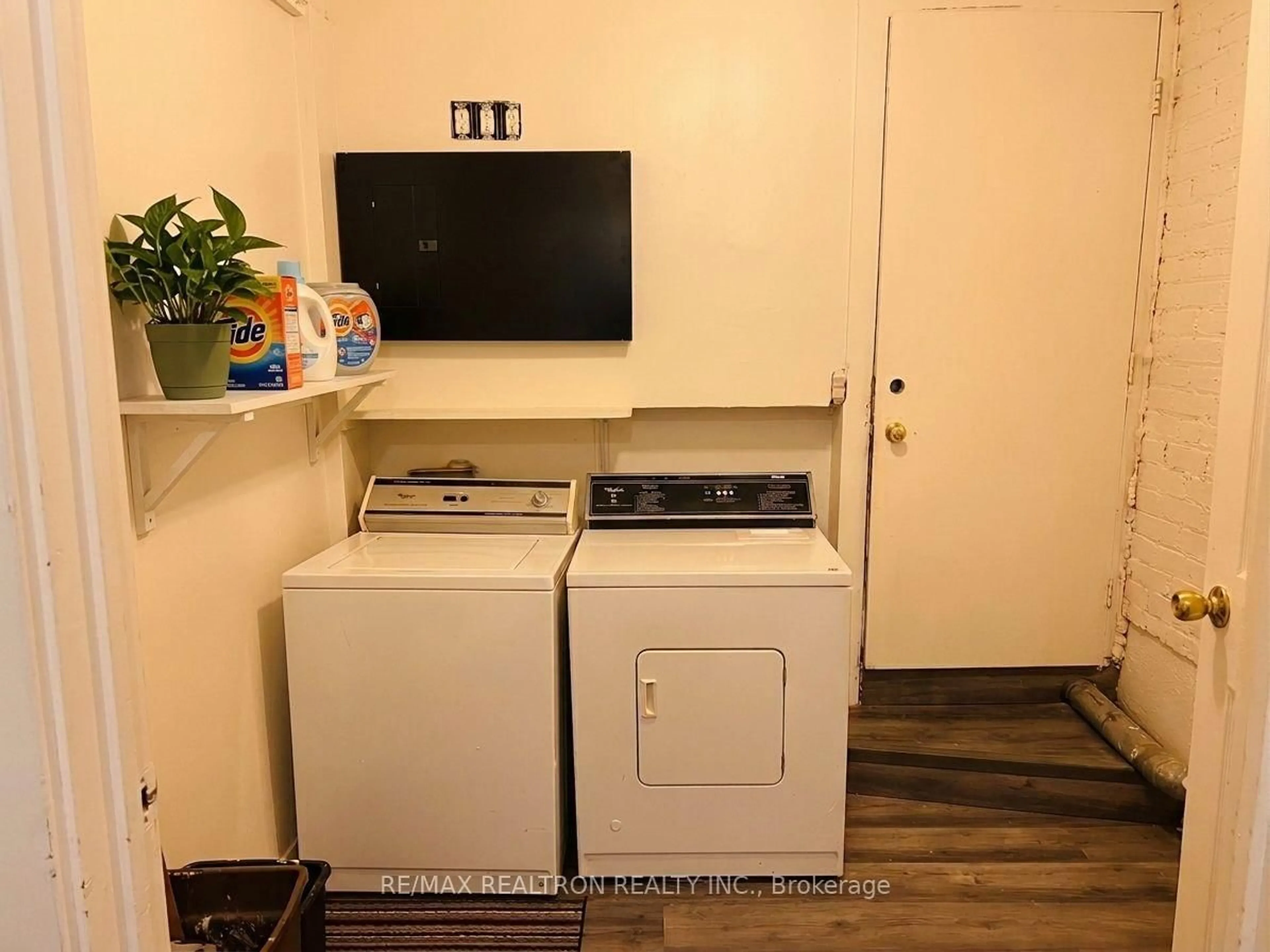 Laundry room for 26 Florence St, Chatham-Kent Ontario N7L 3G1