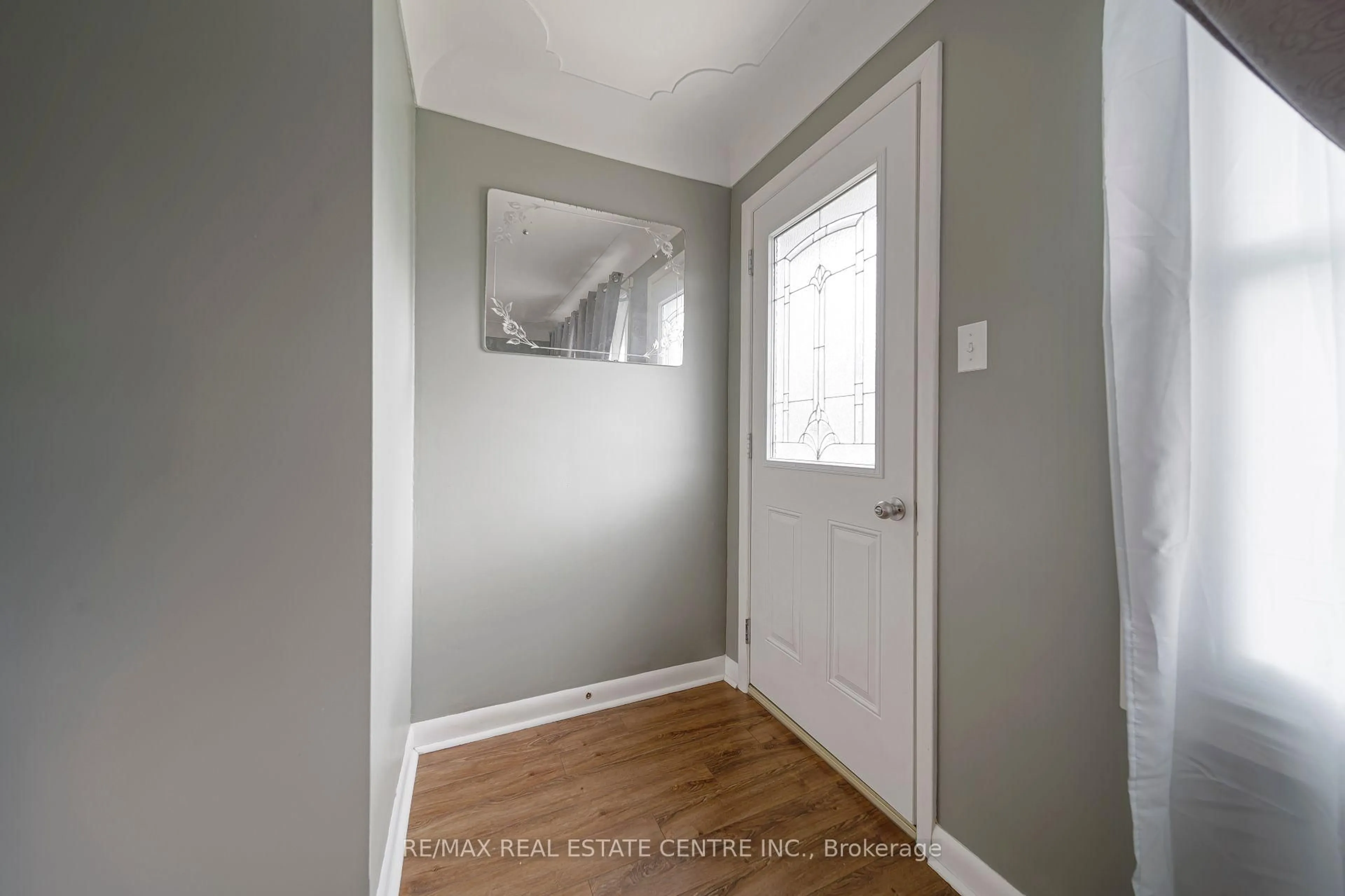 Indoor entryway for 205 Crysler St, Norfolk Ontario N4B 1H9