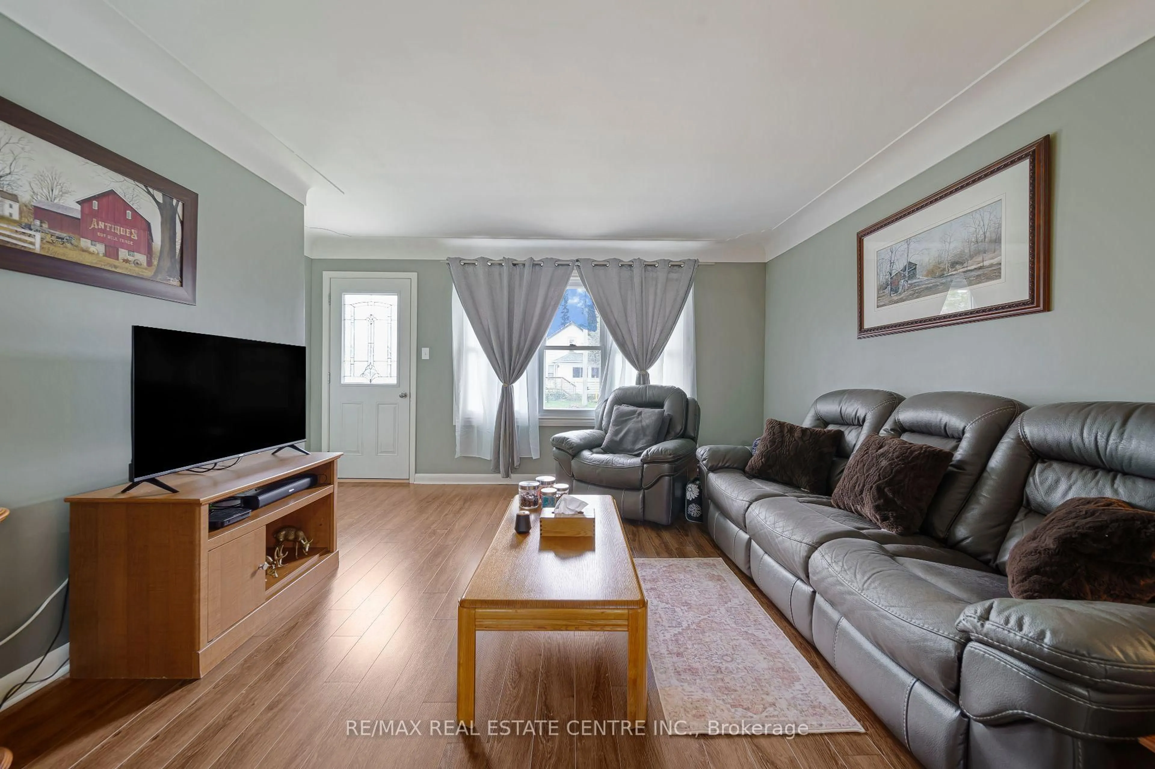 Living room with furniture, wood/laminate floor for 205 Crysler St, Norfolk Ontario N4B 1H9