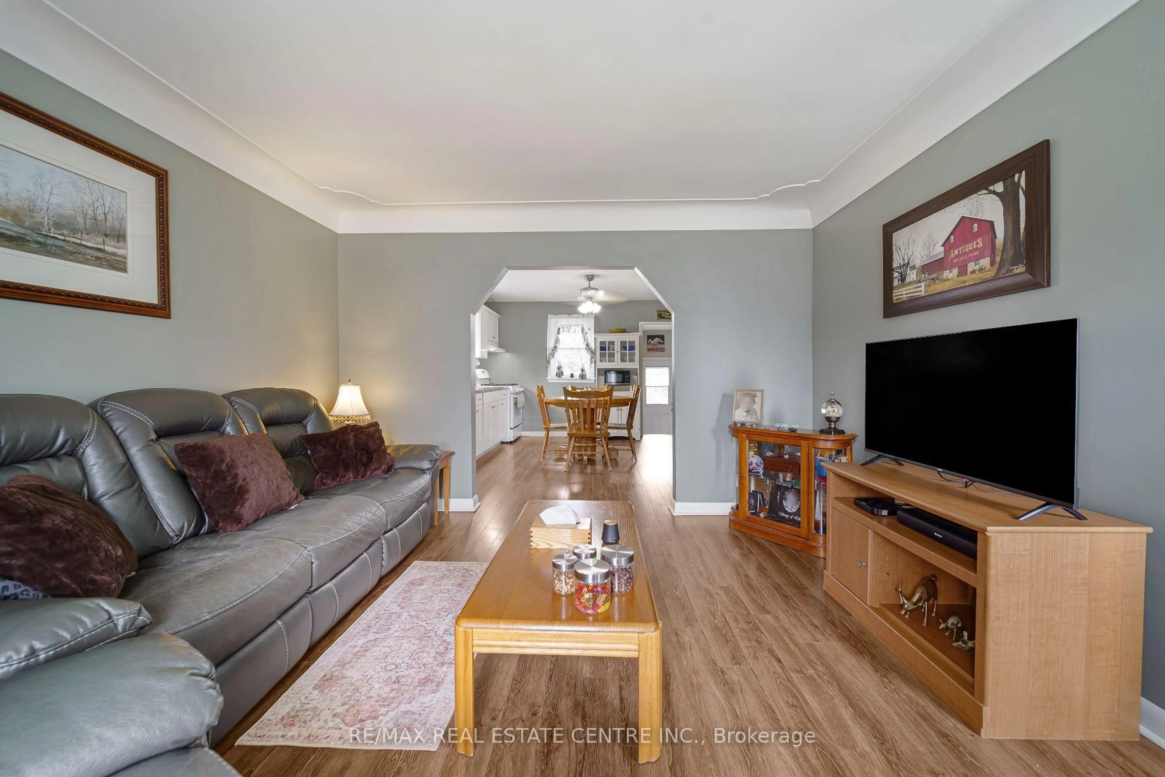 Living room with furniture, wood/laminate floor for 205 Crysler St, Norfolk Ontario N4B 1H9