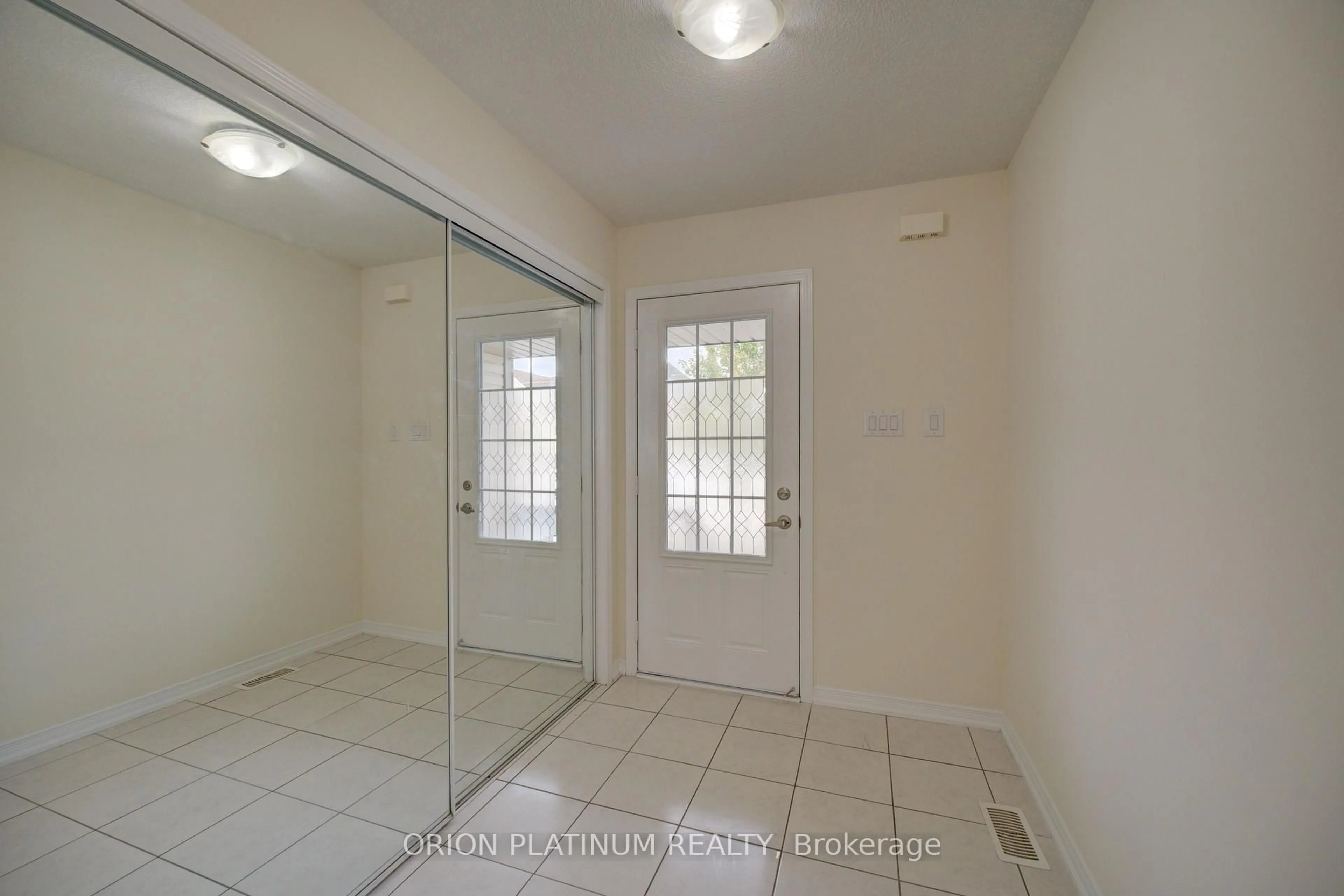 Indoor entryway for 140 Munro Circ, Brantford Ontario N3T 0R3
