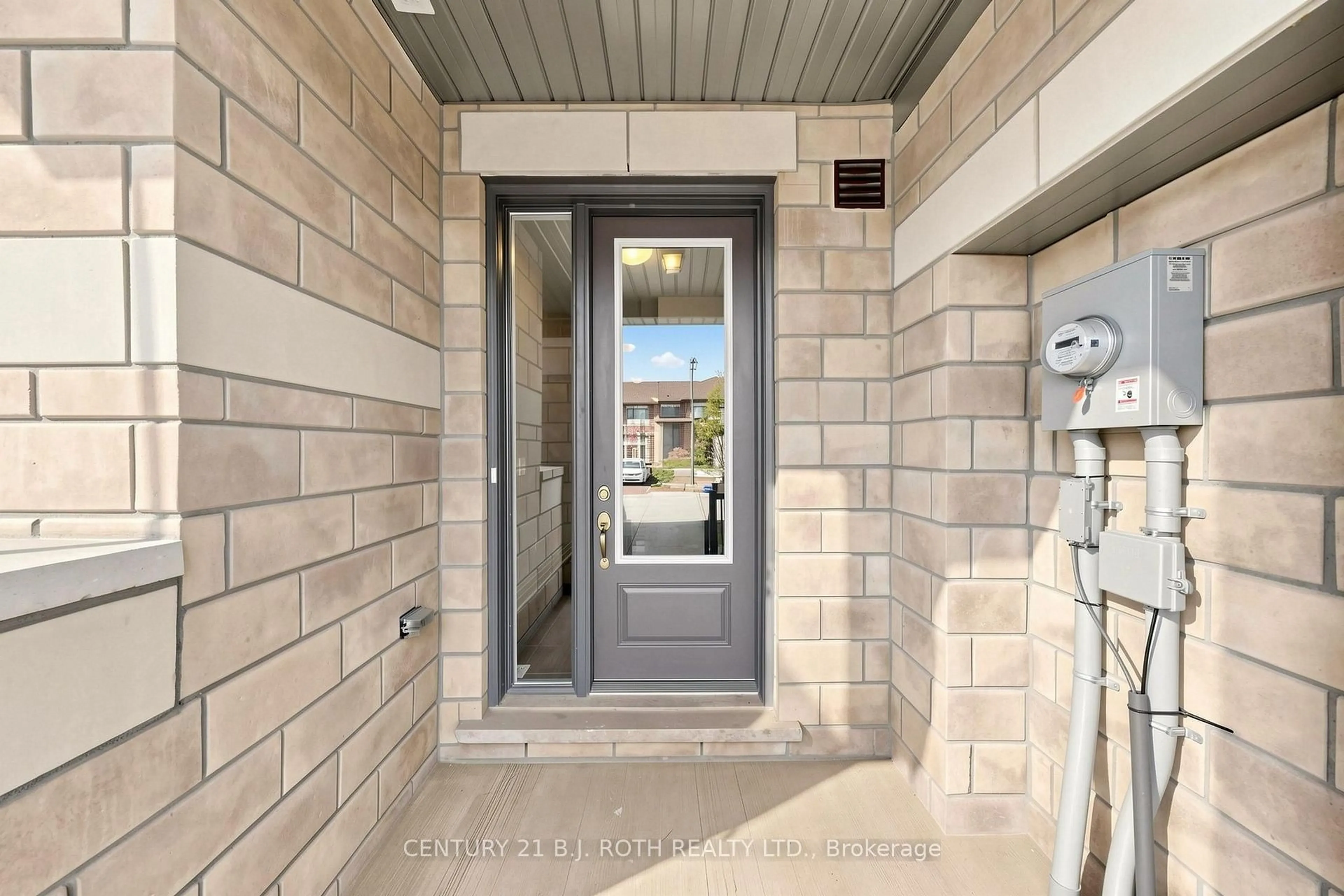 Indoor entryway for 115 Corley St, Kawartha Lakes Ontario K9V 0R4