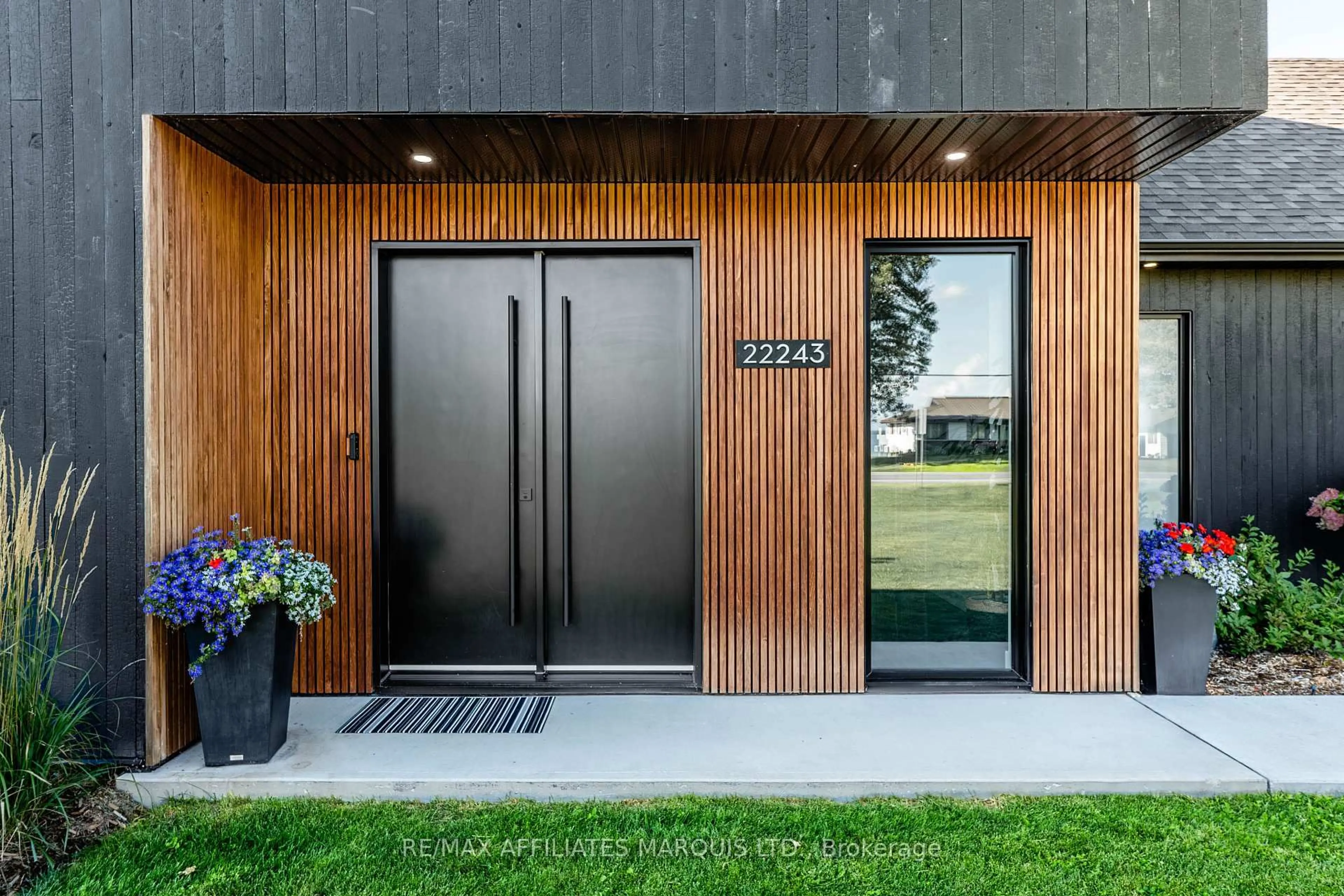 Indoor entryway for 22243 Old Highway 2 Rd, South Glengarry Ontario K0C 1E0