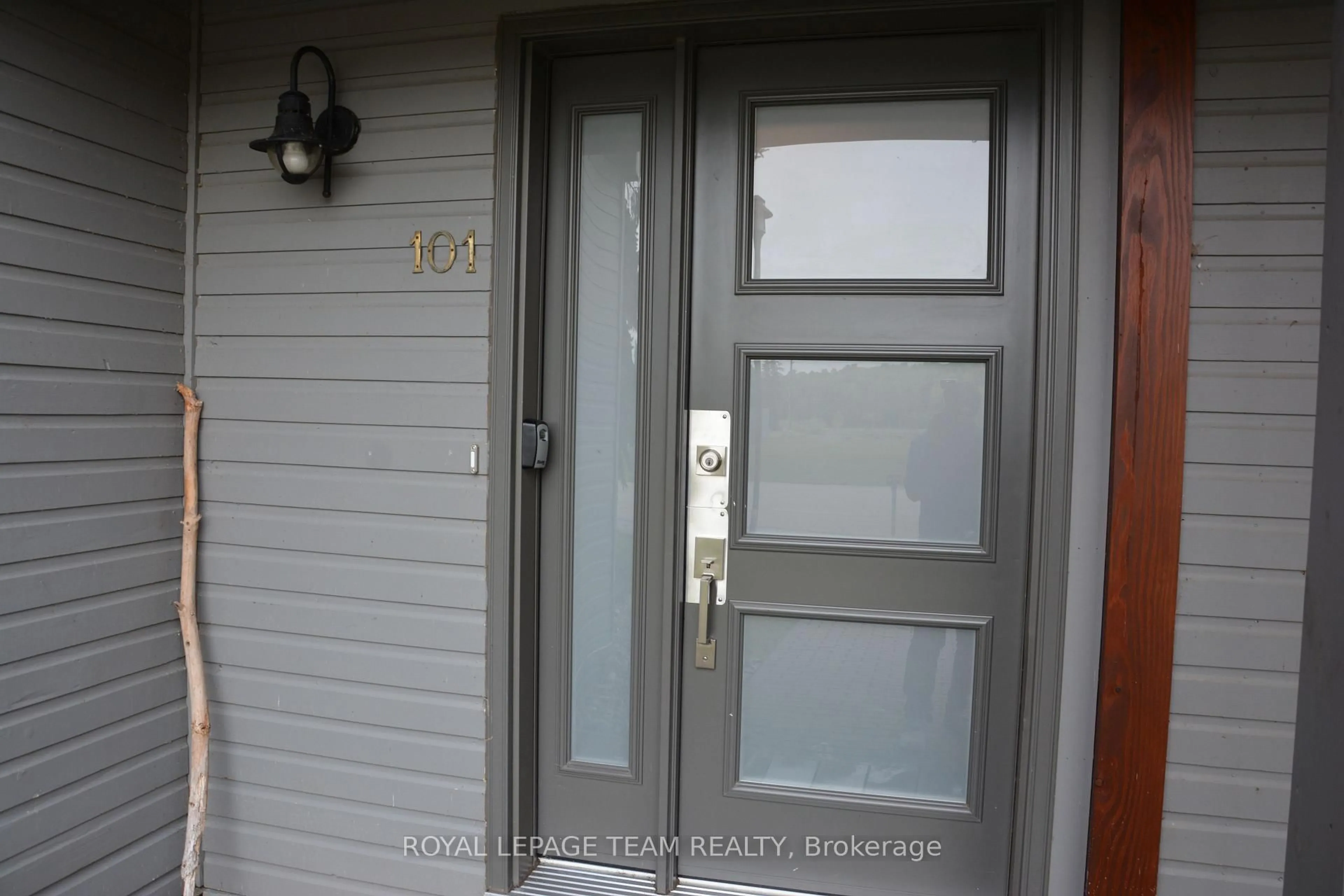 Indoor entryway for 100 Alpine Lane #101, Calabogie Ontario K0J 1H0