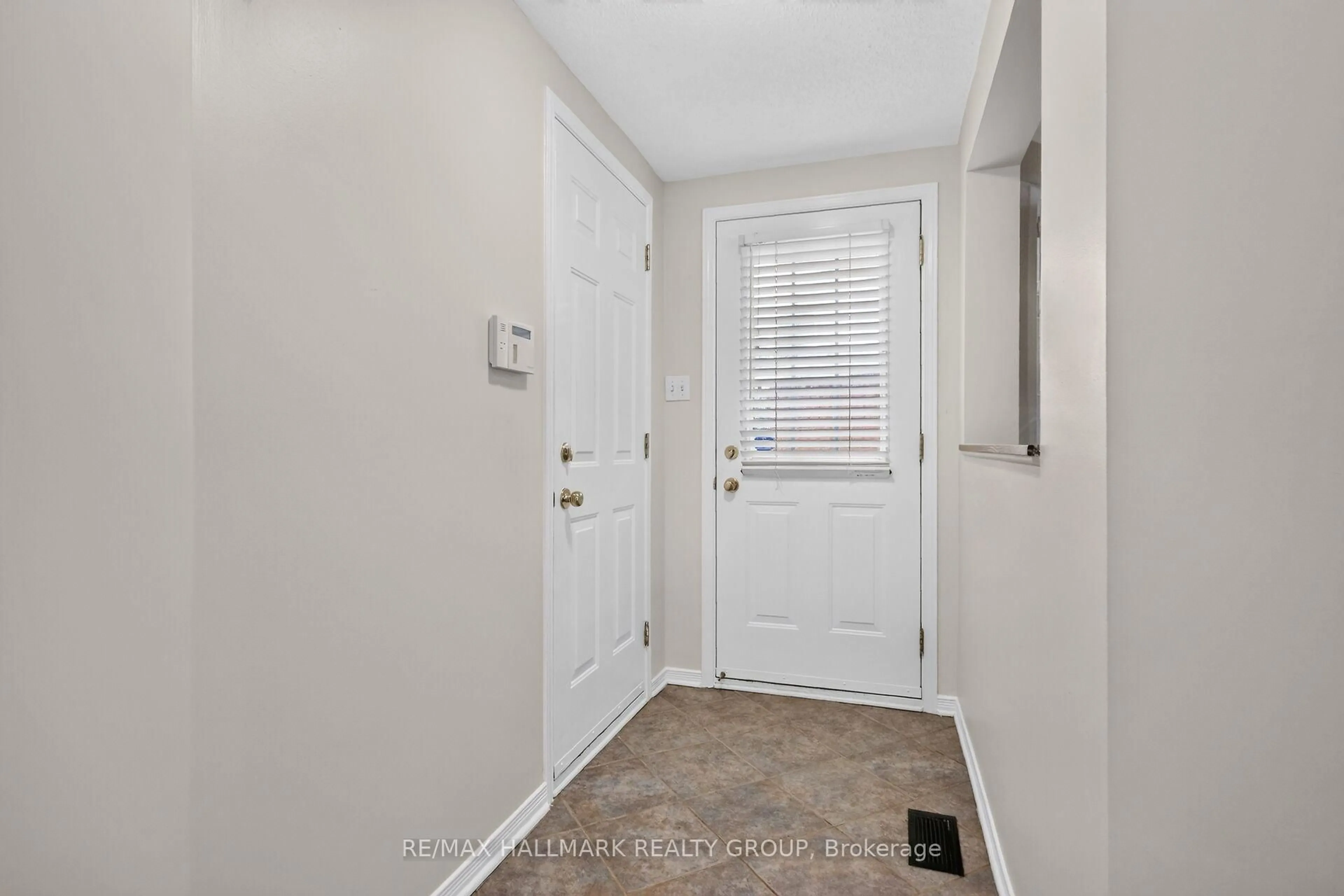 Indoor entryway for 44 Drumso St, Ottawa Ontario K1T 3X9