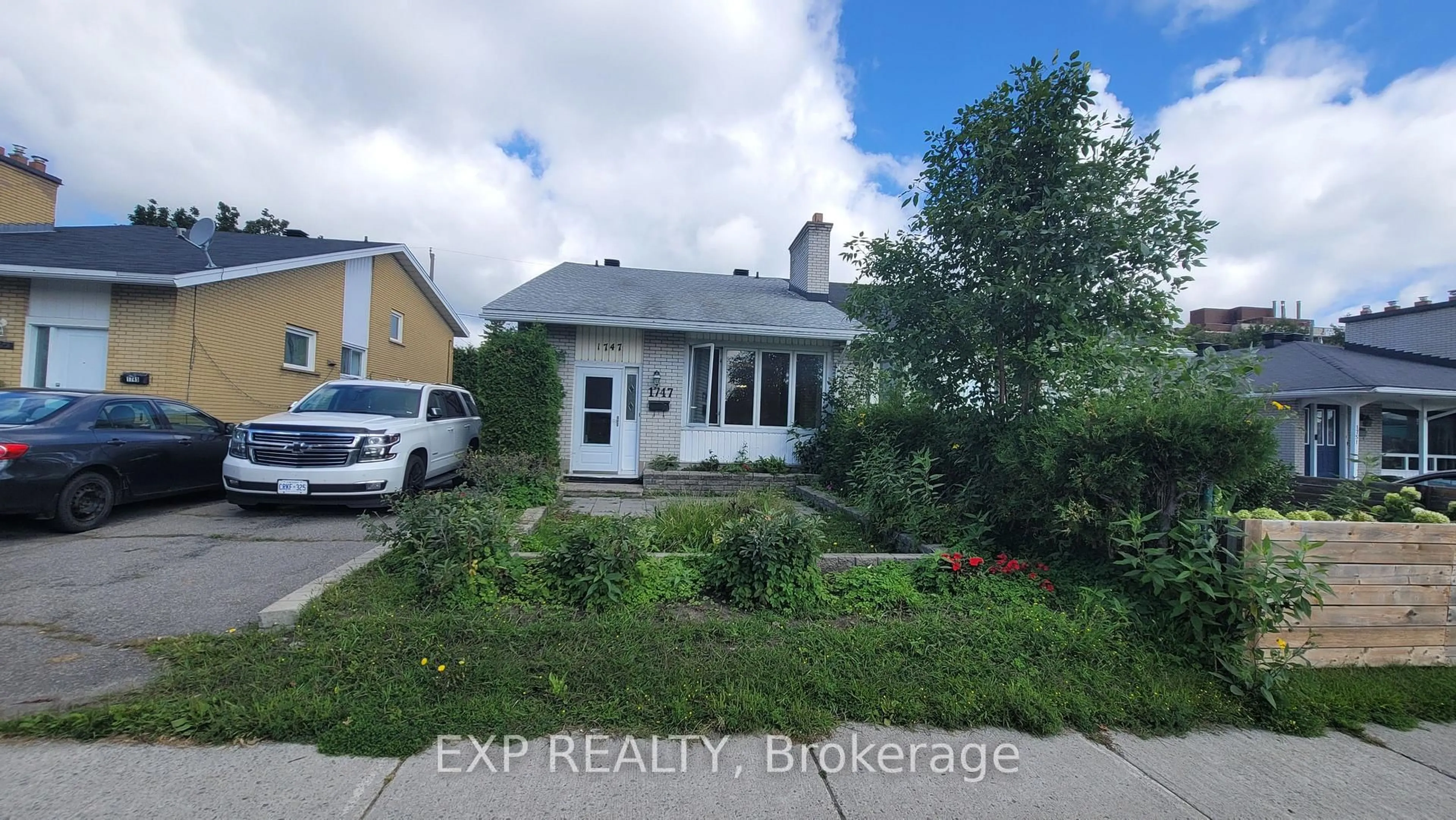 A pic from outside/outdoor area/front of a property/back of a property/a pic from drone, street for 1747 Heron Rd, Ottawa Ontario K1V 6A2