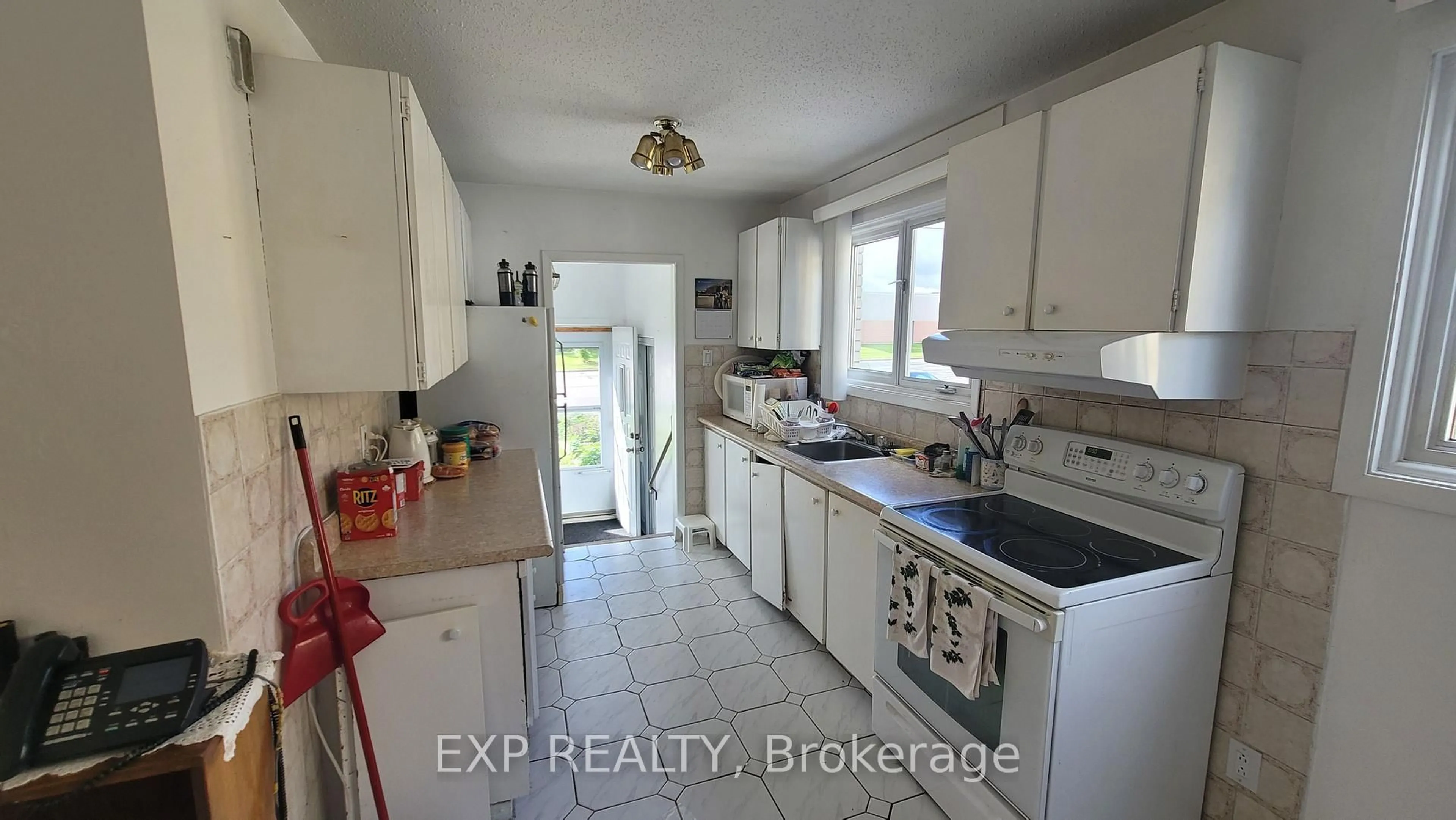 Standard kitchen, ceramic/tile floor for 1747 Heron Rd, Ottawa Ontario K1V 6A2