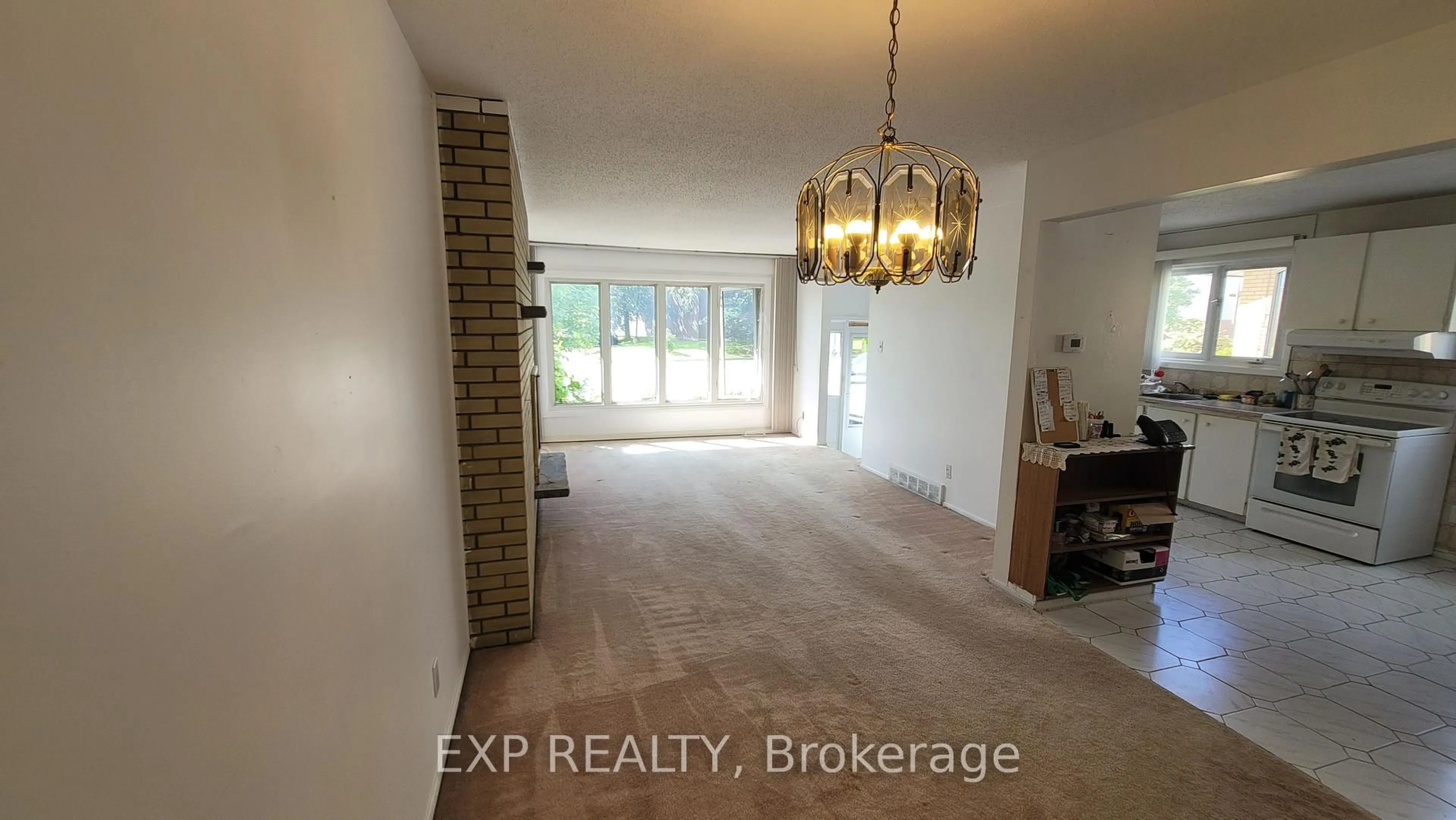 A pic of a room for 1747 Heron Rd, Ottawa Ontario K1V 6A2