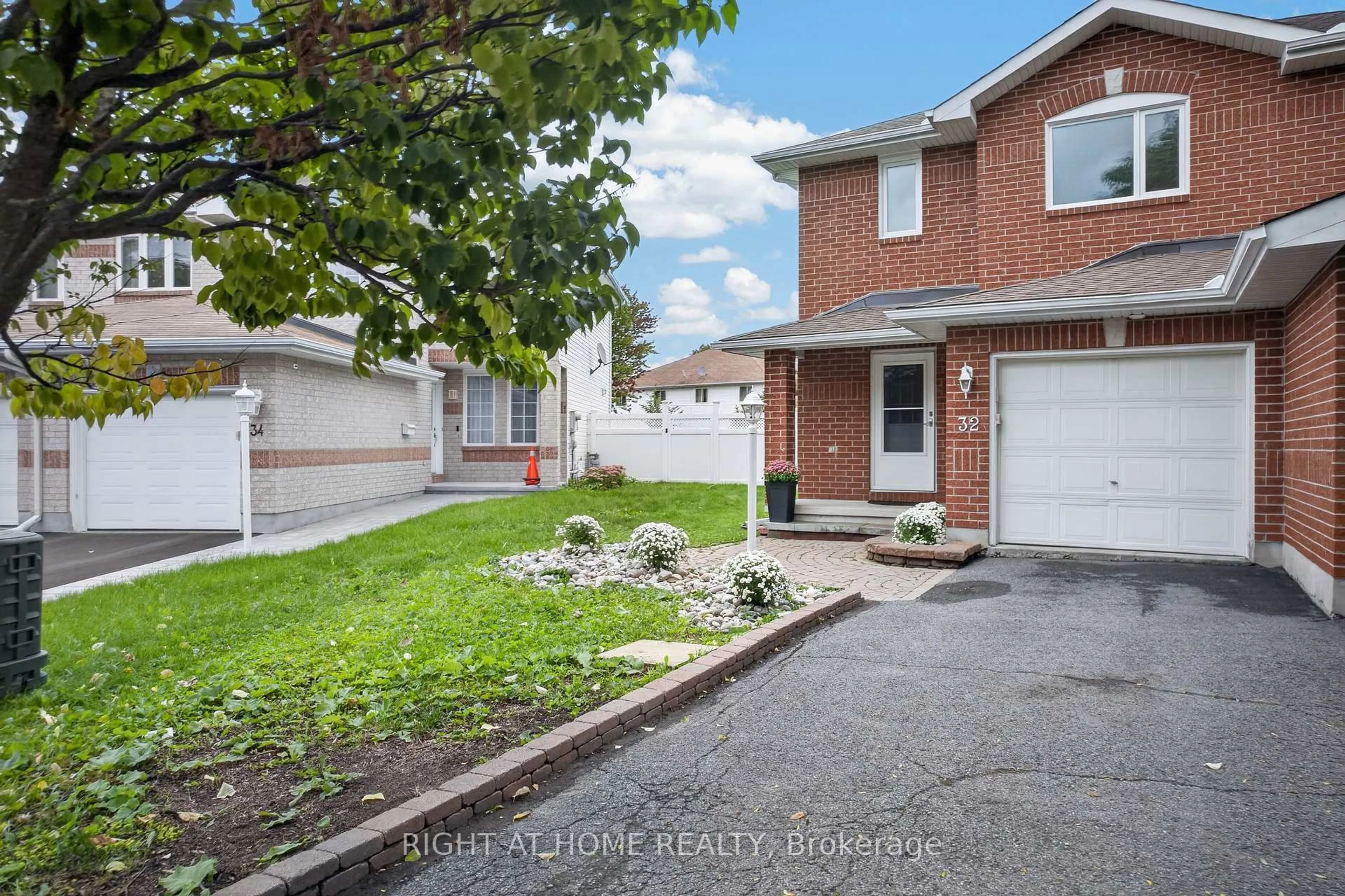 Unknown for 32 Saffron Crt, Ottawa Ontario K2J 4R7