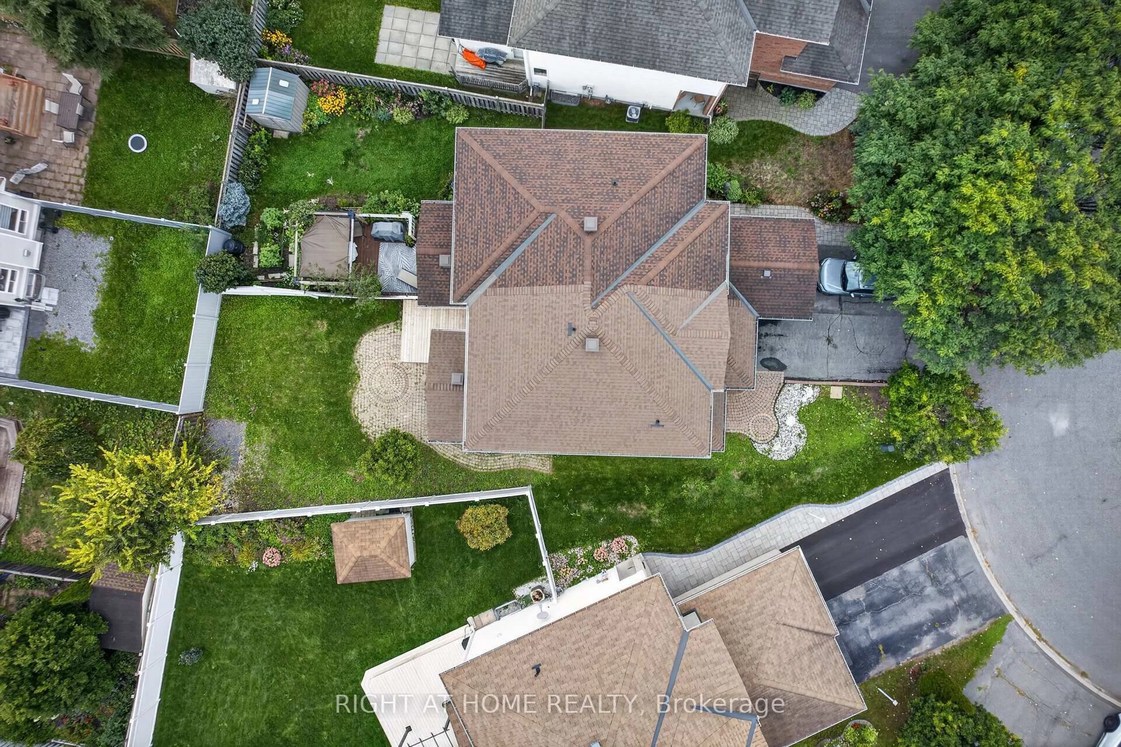 A pic from outside/outdoor area/front of a property/back of a property/a pic from drone, street for 32 Saffron Crt, Ottawa Ontario K2J 4R7