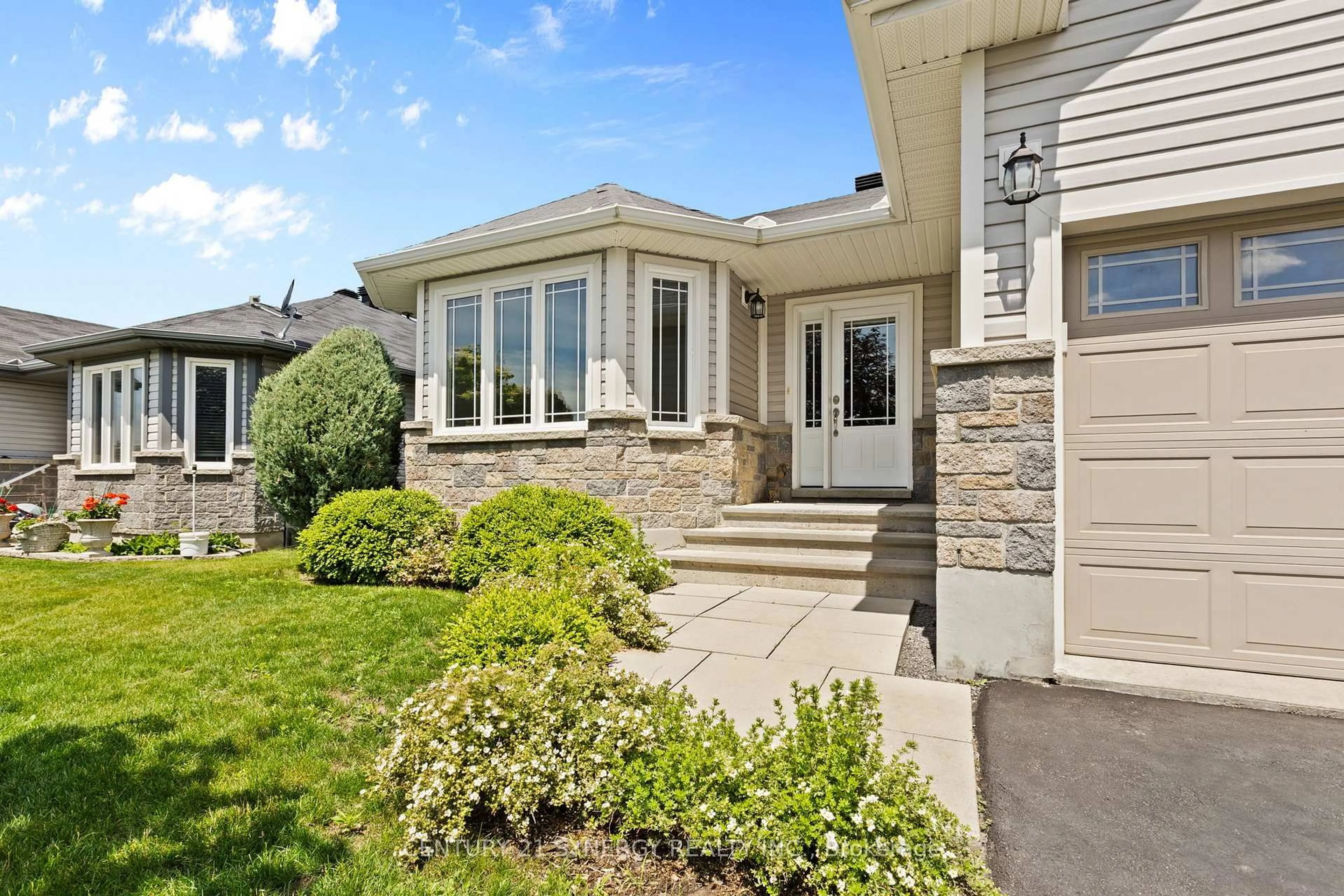 Home with vinyl exterior material, street for 7 Westerra Way, North Grenville Ontario K0G 1J0