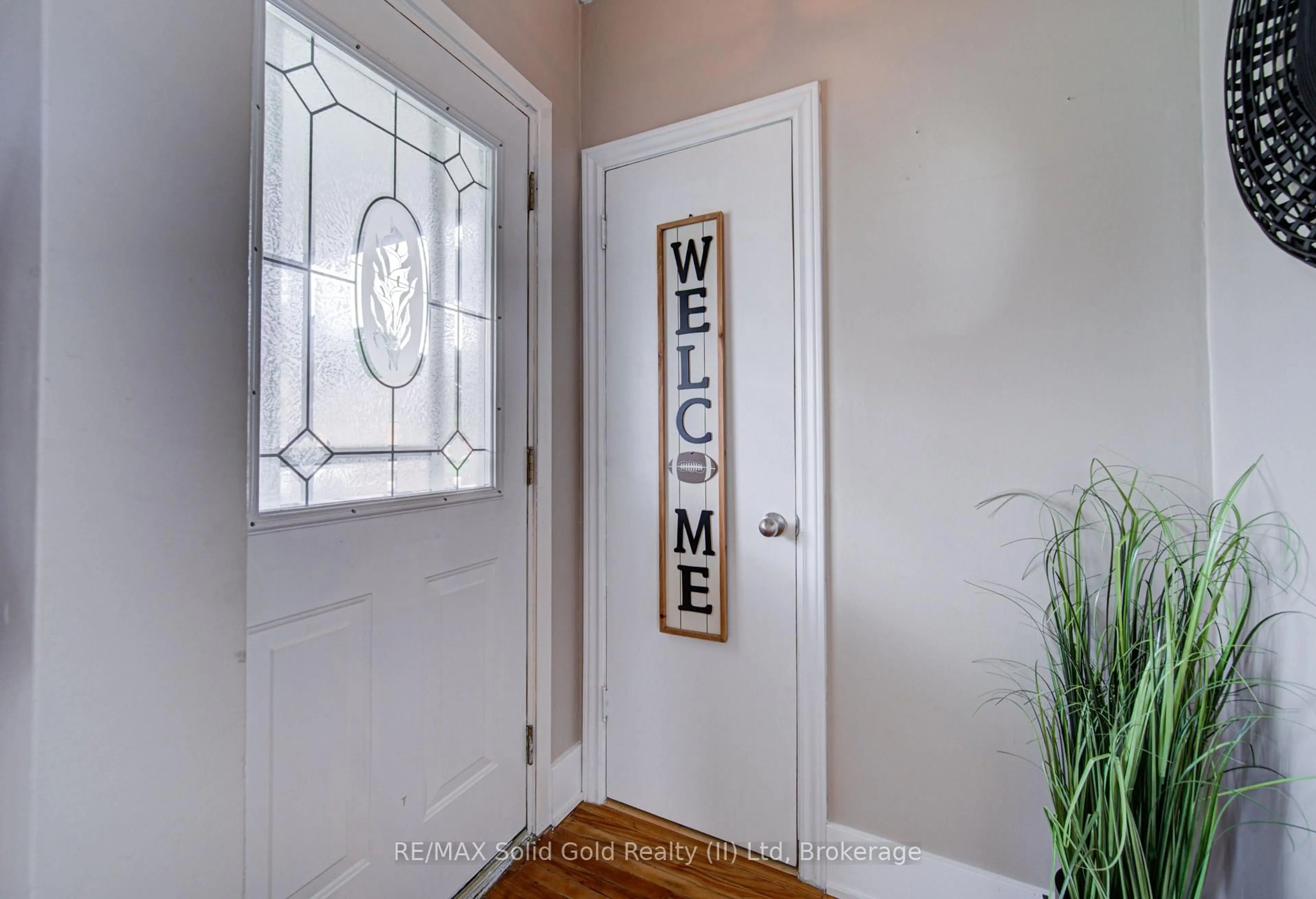 Indoor entryway for 176 Edwin St, Kitchener Ontario N2H 4P2