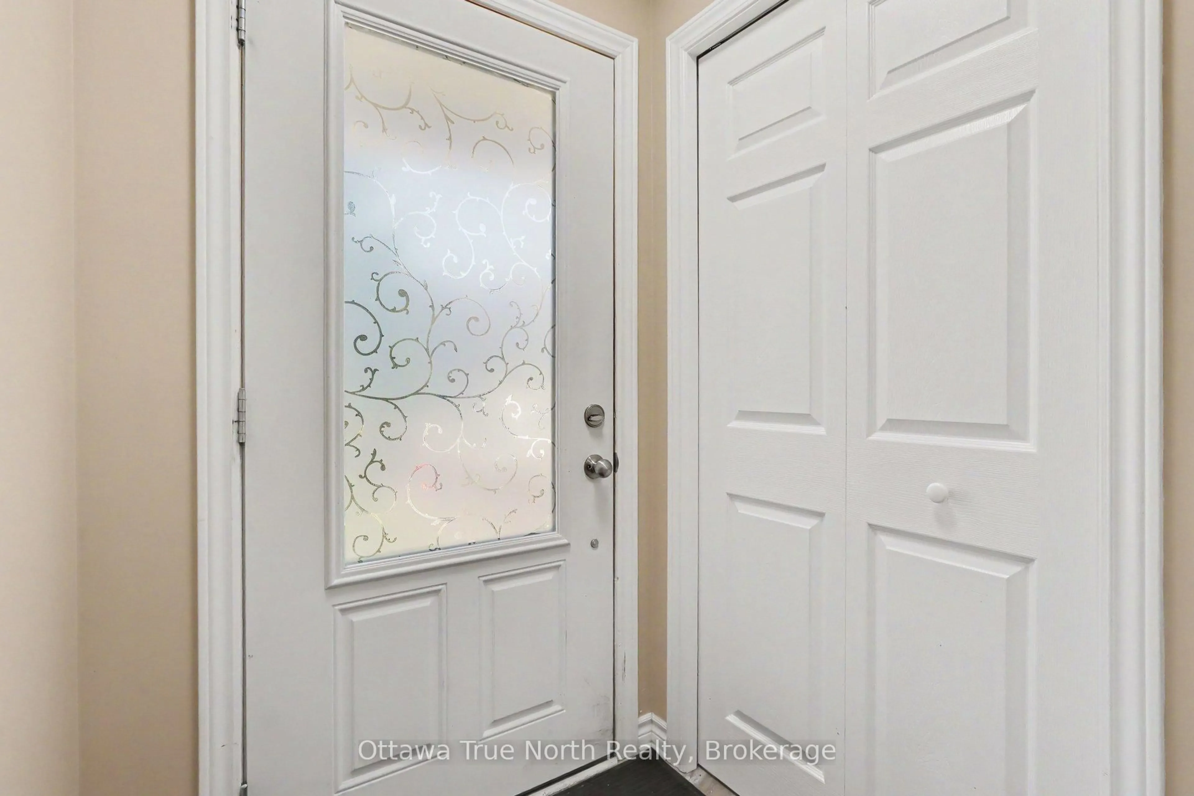 Indoor entryway for 514 Stanley Brothers St, Almonte Ontario K0A 1A0