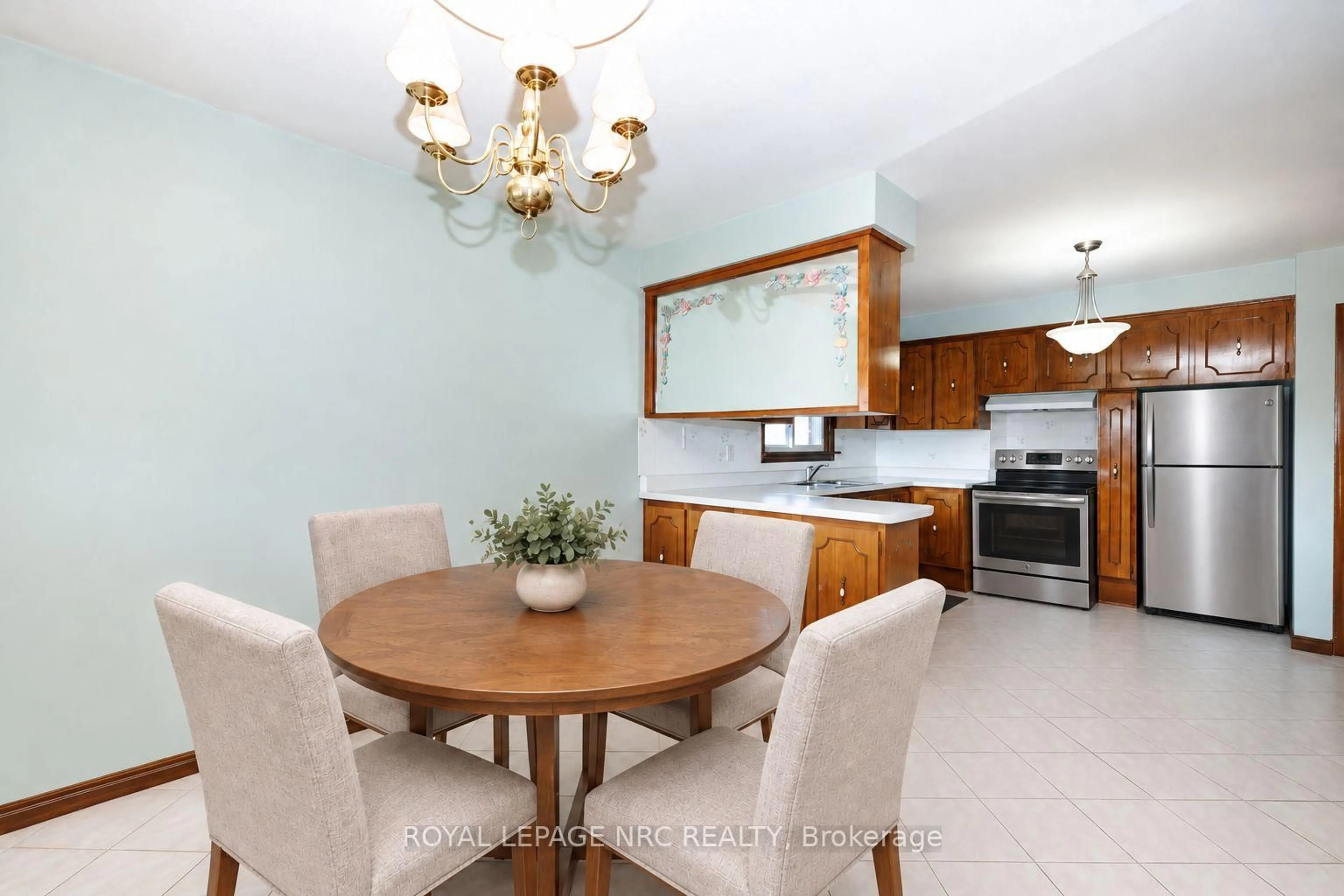 Dining room, ceramic/tile floor for 38 Rivercrest Rd, Hamilton Ontario L8E 1M9