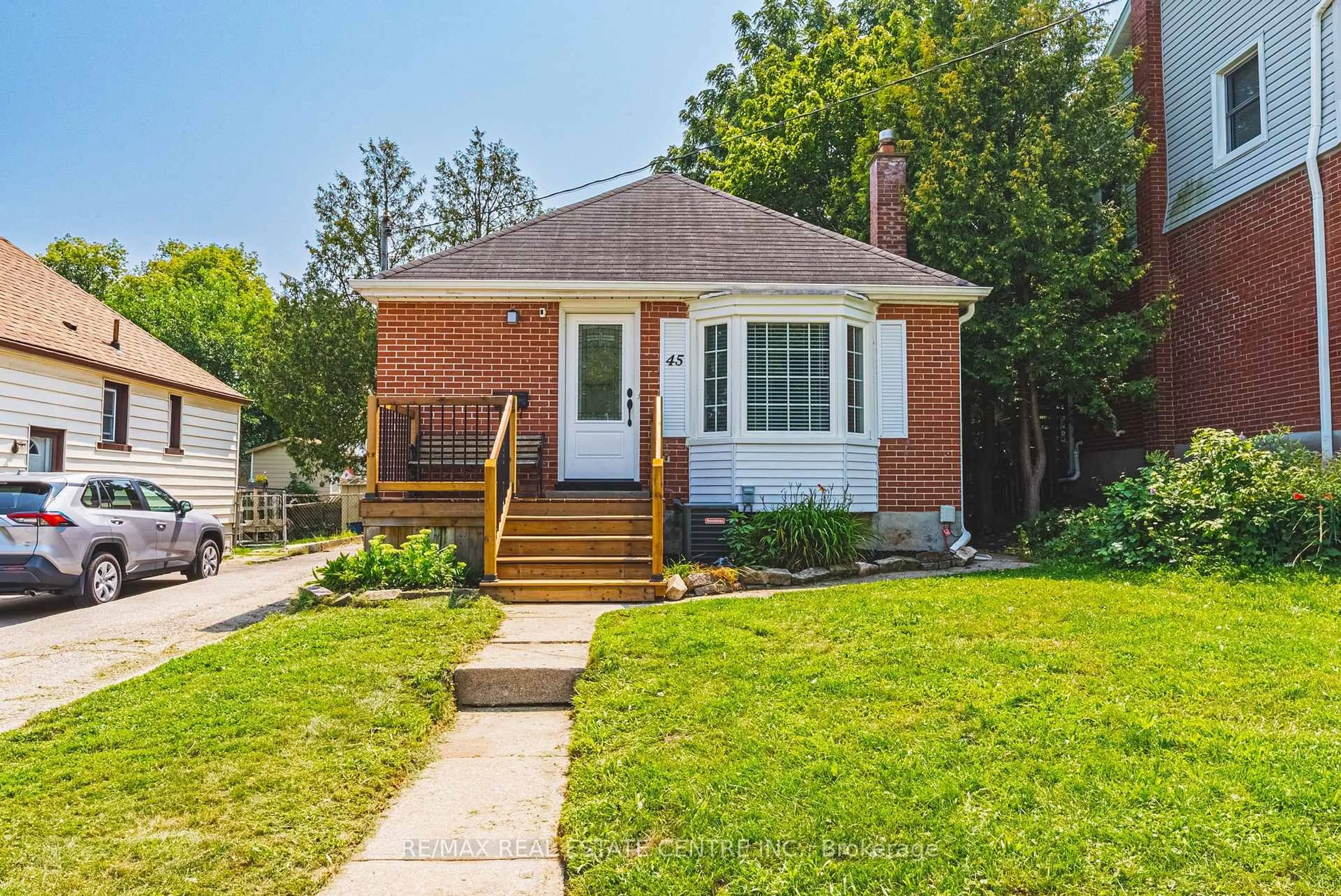 Home with brick exterior material, street for 45 Second Ave, Cambridge Ontario N1S 2C2