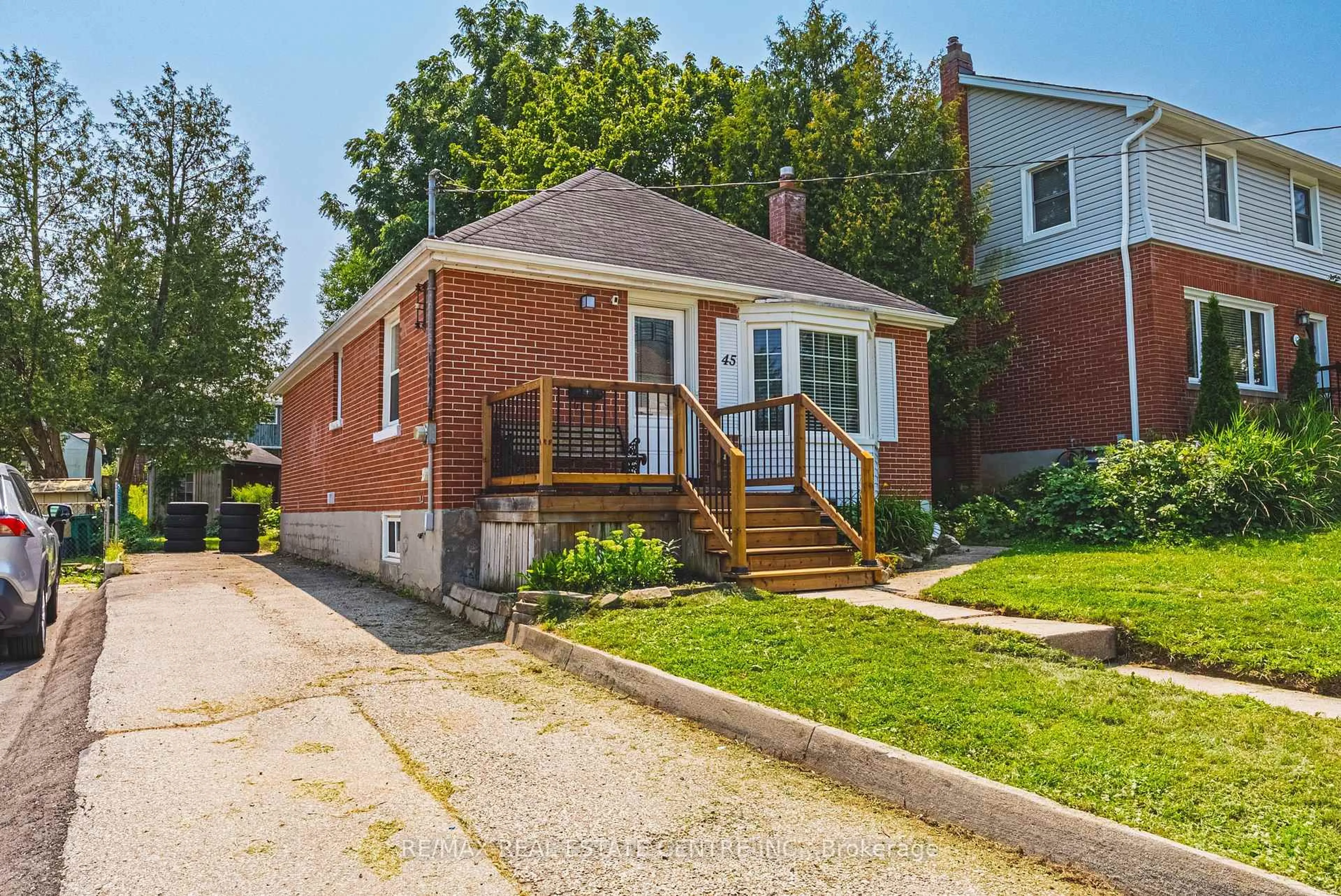Home with brick exterior material, street for 45 Second Ave, Cambridge Ontario N1S 2C2