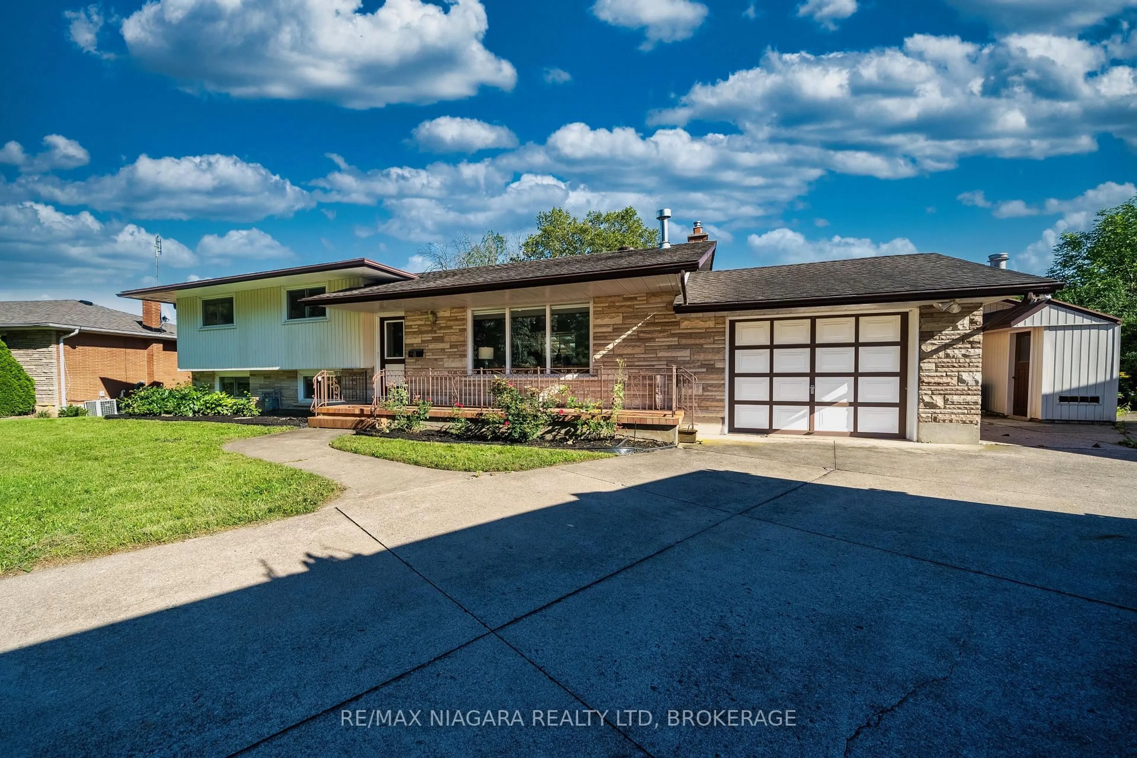Home with brick exterior material, water/lake/river/ocean view for 8 Fernwood Terr, St. Catharines Ontario L2T 3W5
